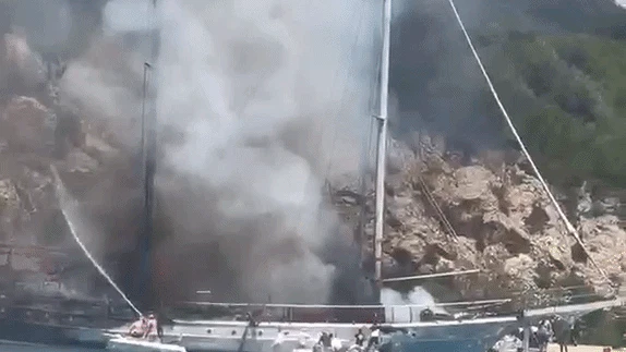 Feuer auf Touristen-Schiff! Großeinsatz auf Traum-Insel