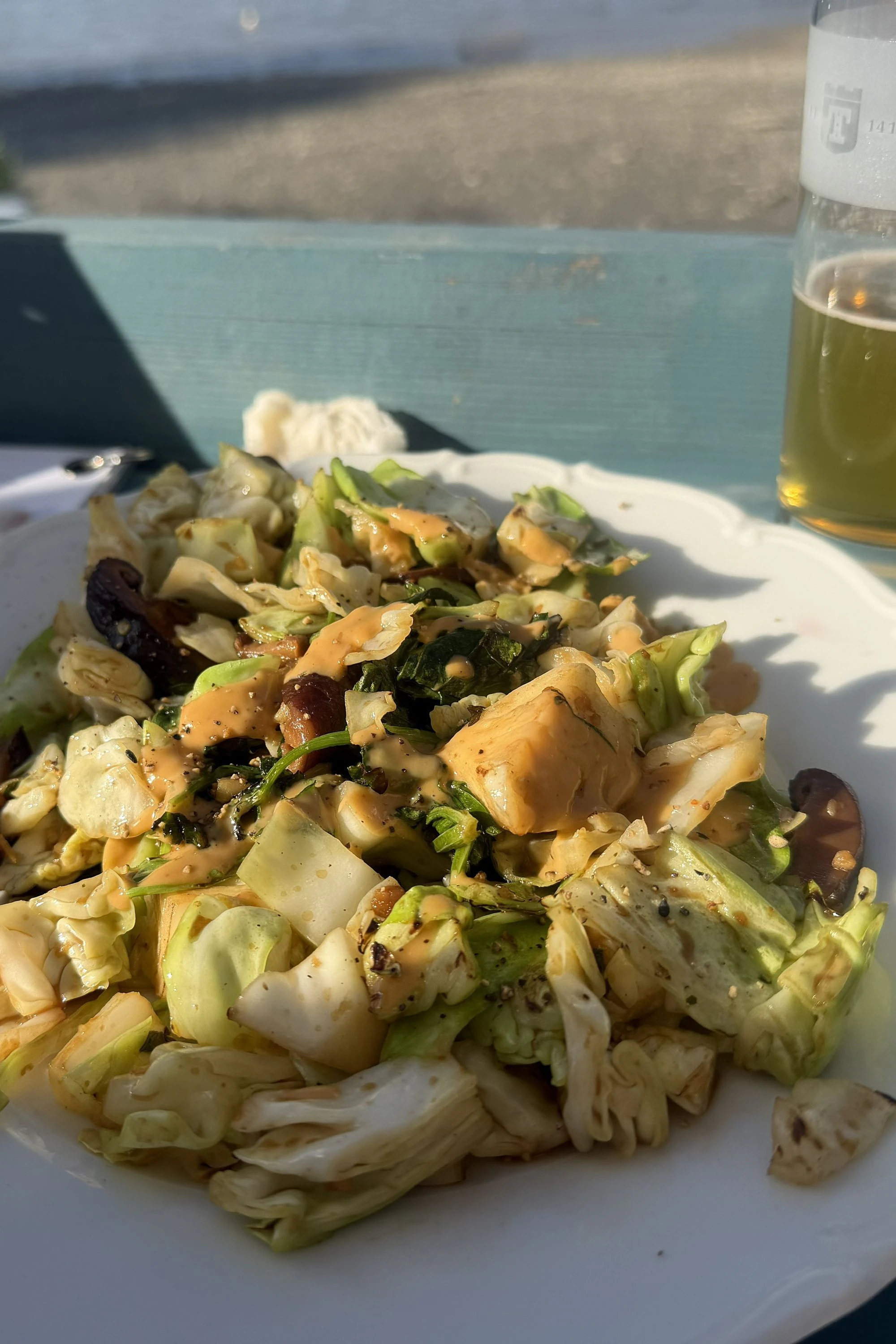 Kraut im Wok – nur eine von vielen aisatischen Inspirationen in der "Fischerin", die Kritzendorf kulinarisch an den Mekong verlegen