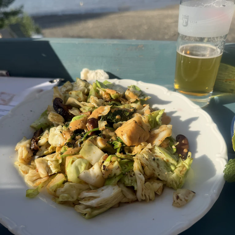 Direkt am Strom liegt "Die Fischerin". Dorthin musste Der Connaisseur natürlich – wiewohl weder verwandt noch verschwägert – gehen. Und fand neben Puff Rolls den Beweis, dass Vegetarisches nicht immer Alters-Veganismus sein muss – sowie beginnenden Größenwahn.