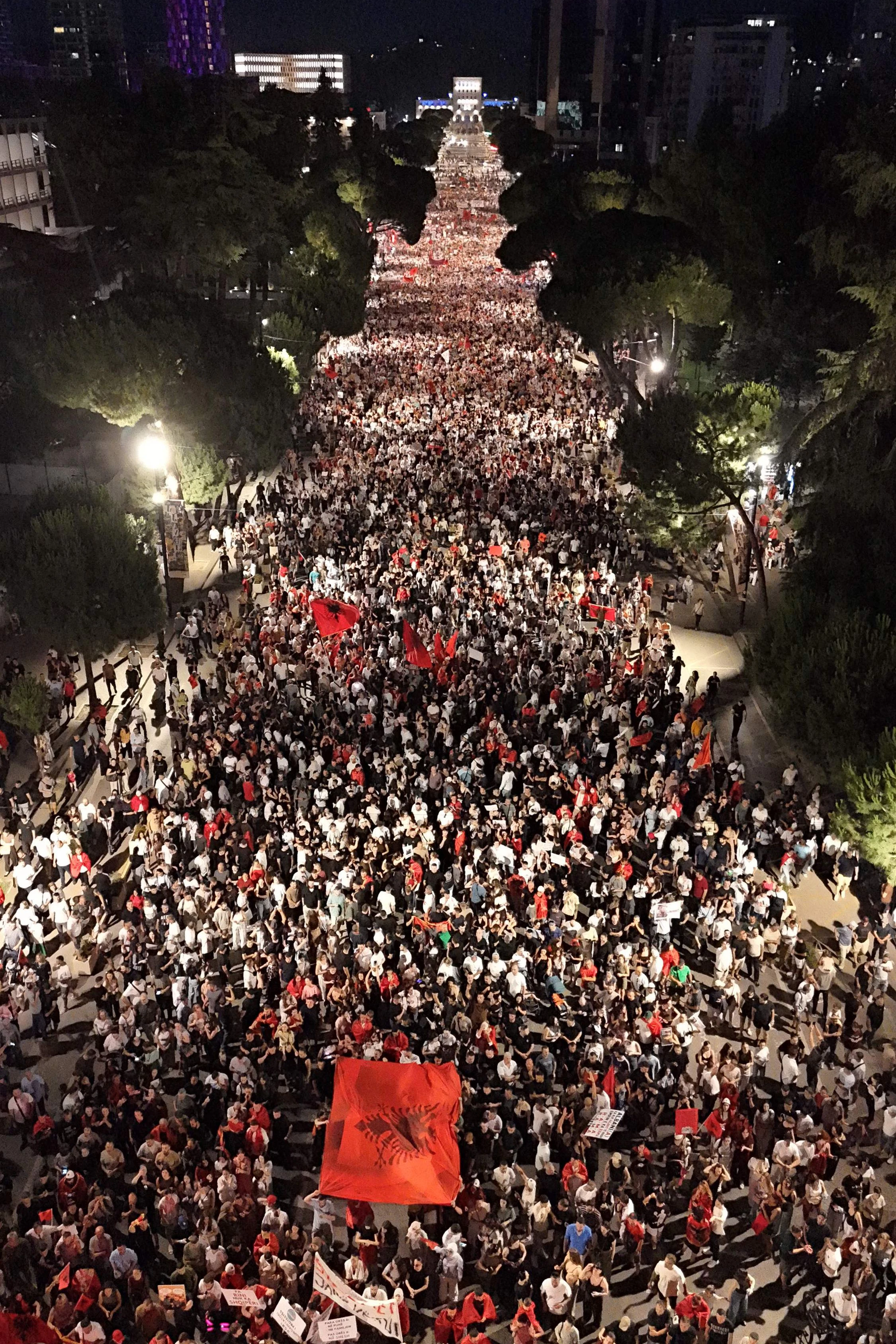 Bislang letzte und größte Demonstration mit Tausenden Teilnehmern gegen das Luxusresort am 10. Juni in Tirana