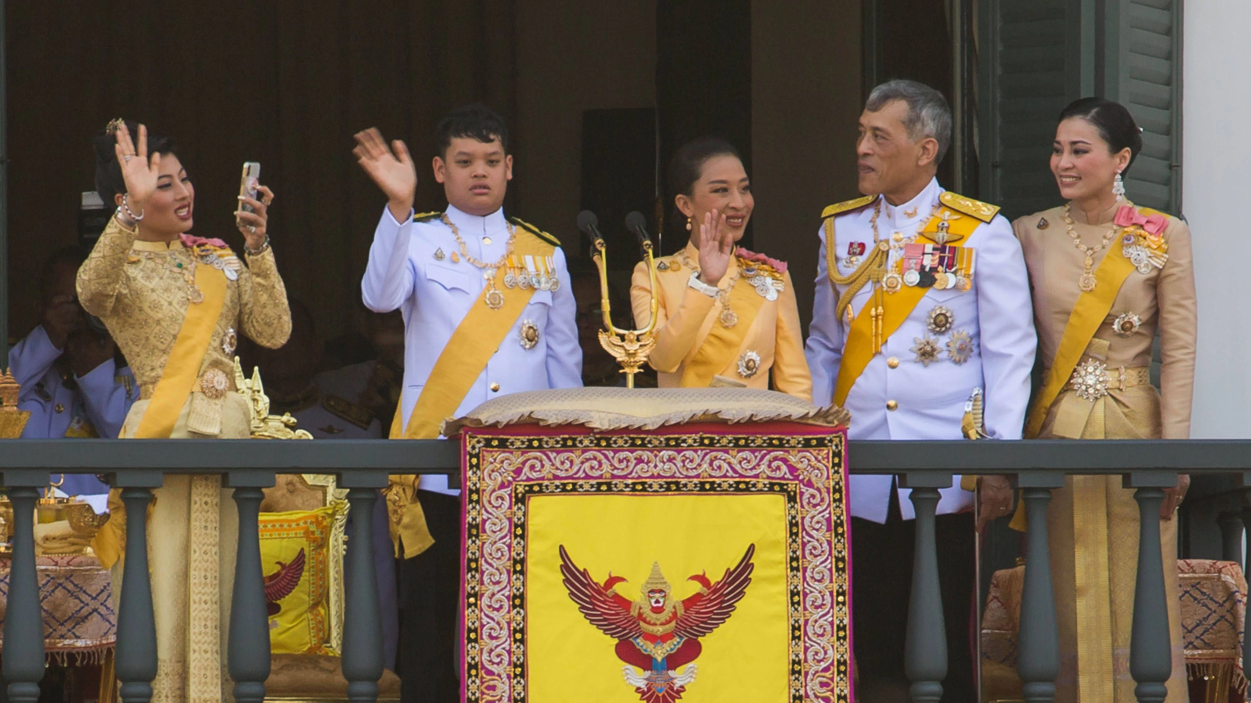 (v. l. n. r.): Prinzessin Sirivannavari Nariratan, Prinz Dipangkorn Rasmijoti, Prinzessin Bajrakitiyabha Mahidol, König Rama X and Queen Suthida.