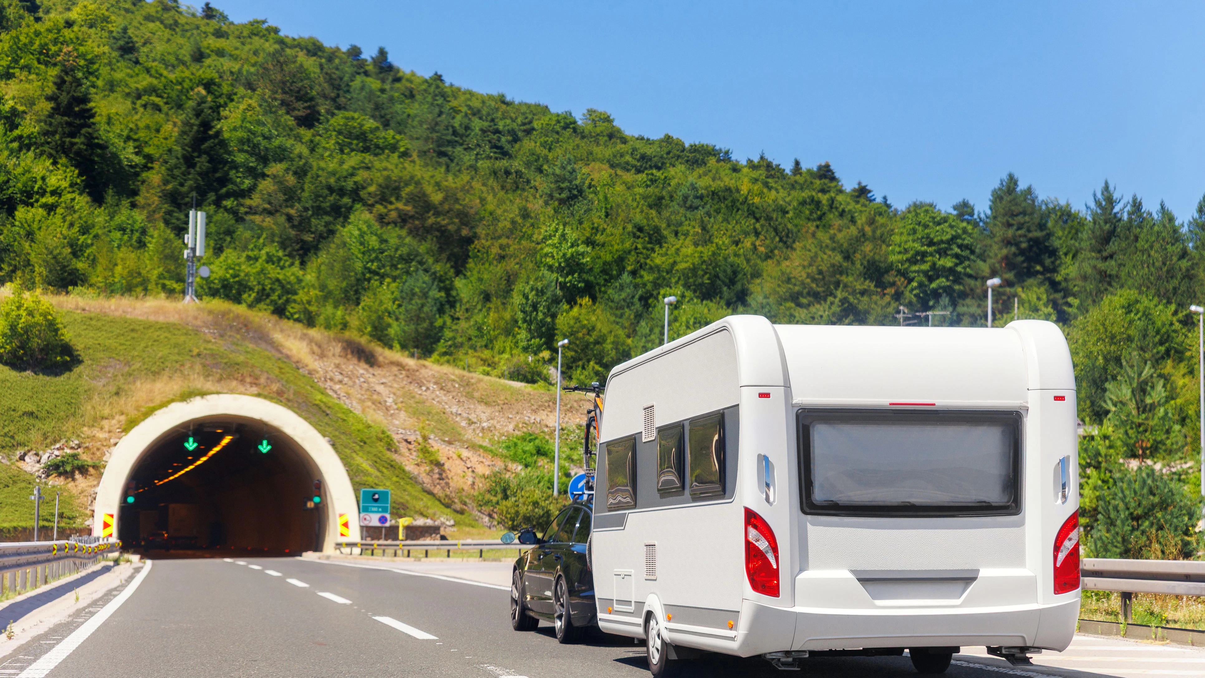 Die Verdächtigen fuhren mit dem Wohnwagen davon. (Symbolbild)