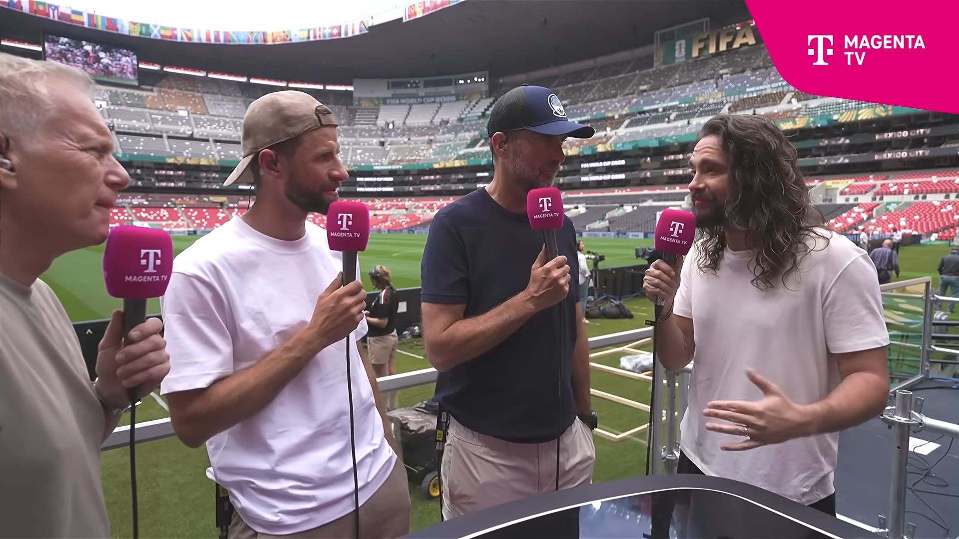 Tom Kaulitz lässt niemanden zu Wort kommen. 