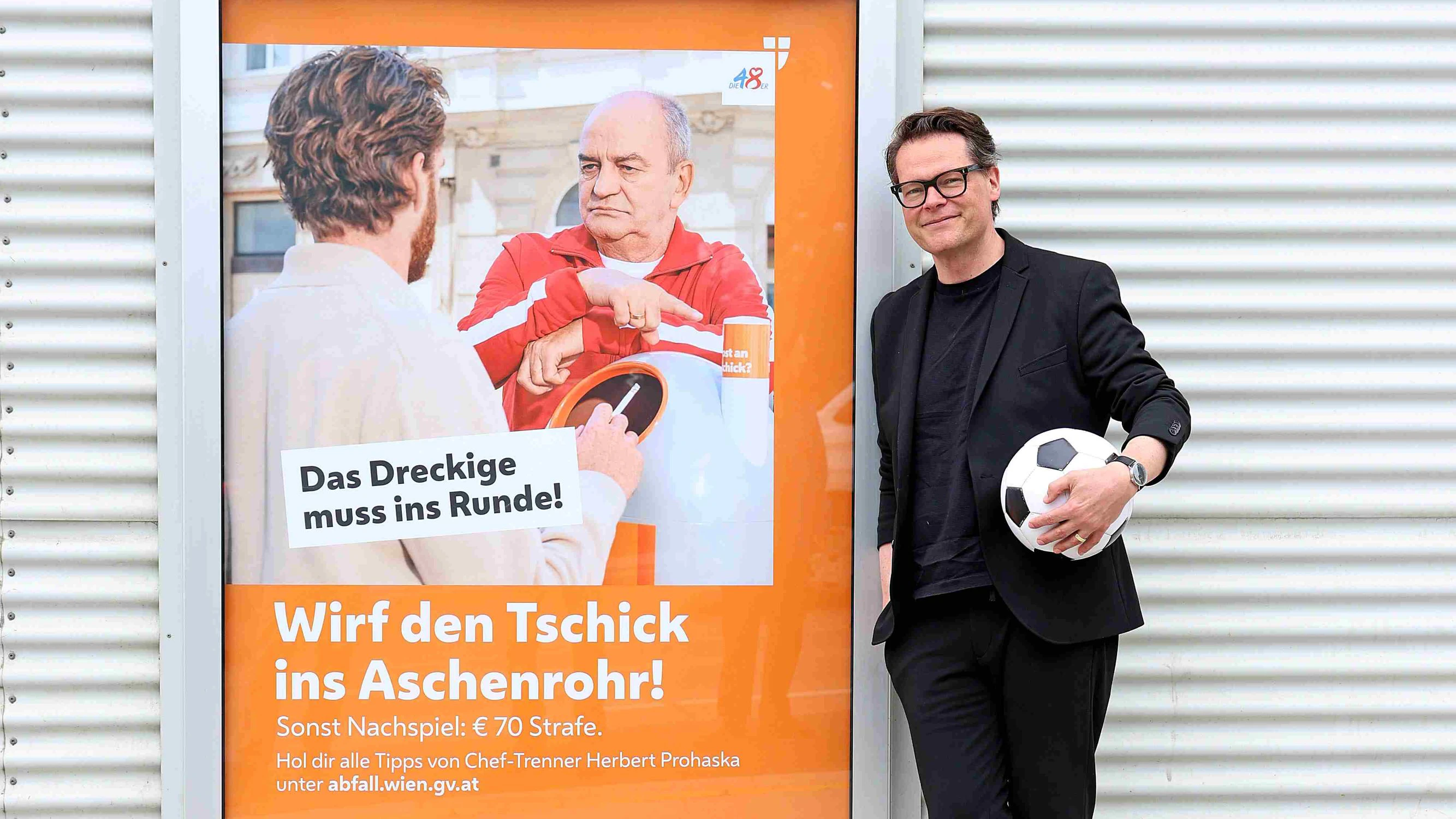 Klimastadtrat Jürgen Czernohorszky mit einem Sujet der neuen Kampagne.