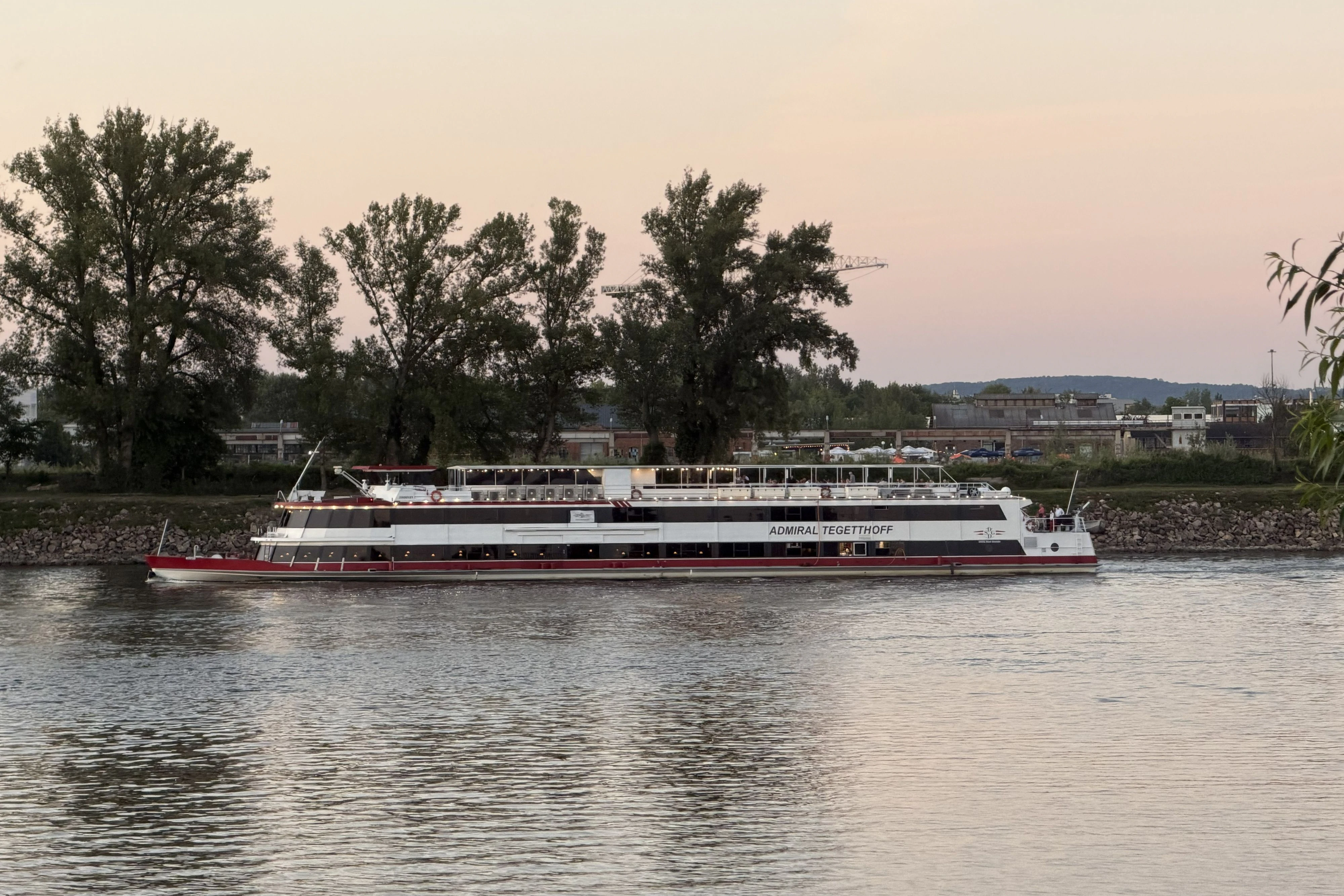 Ein Schiff zieht vorbei, der Abend bleibt sitzen