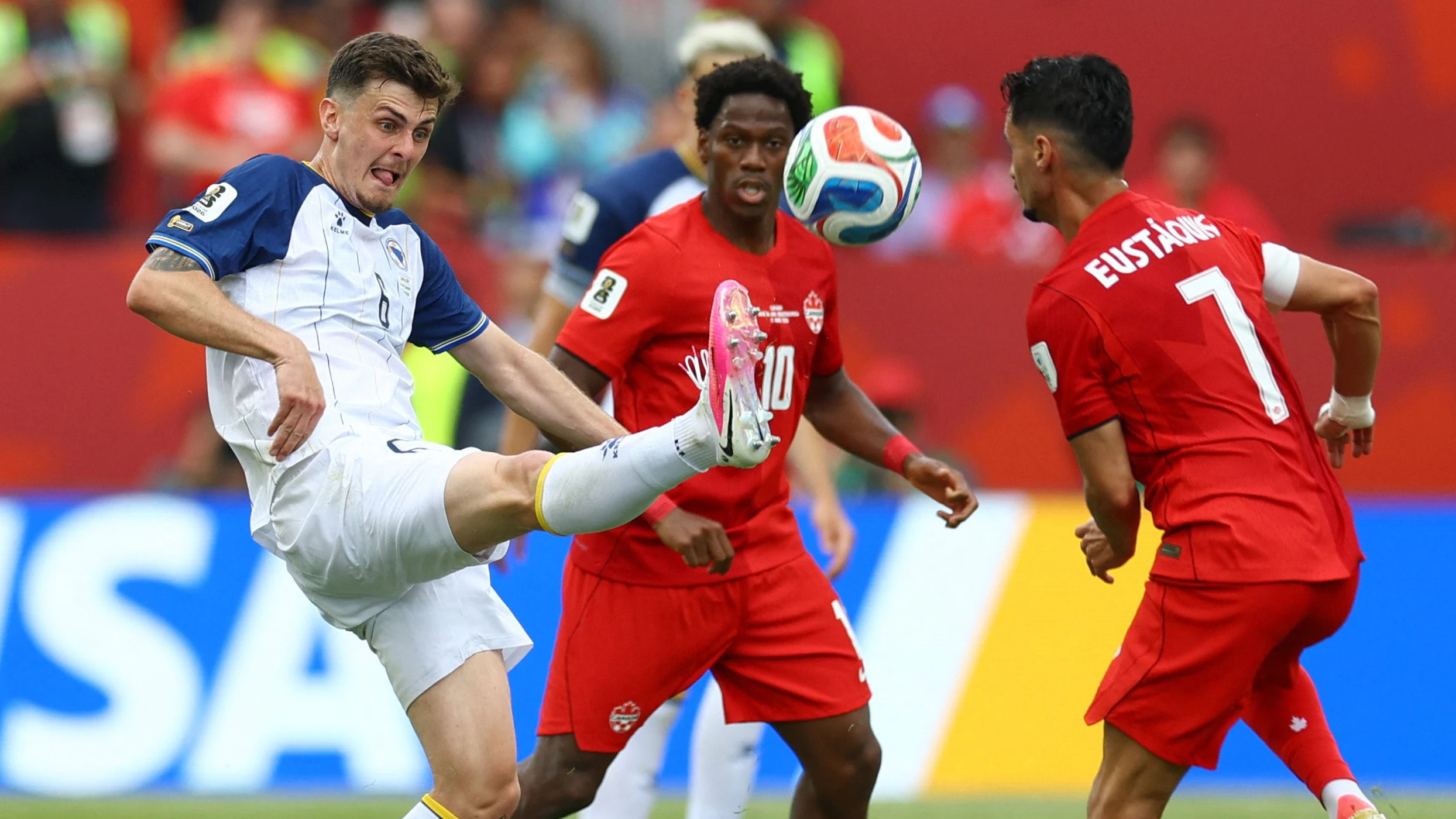 Bosnien im ersten WM-Spiel gegen Co-Gastgeber Kanada. 