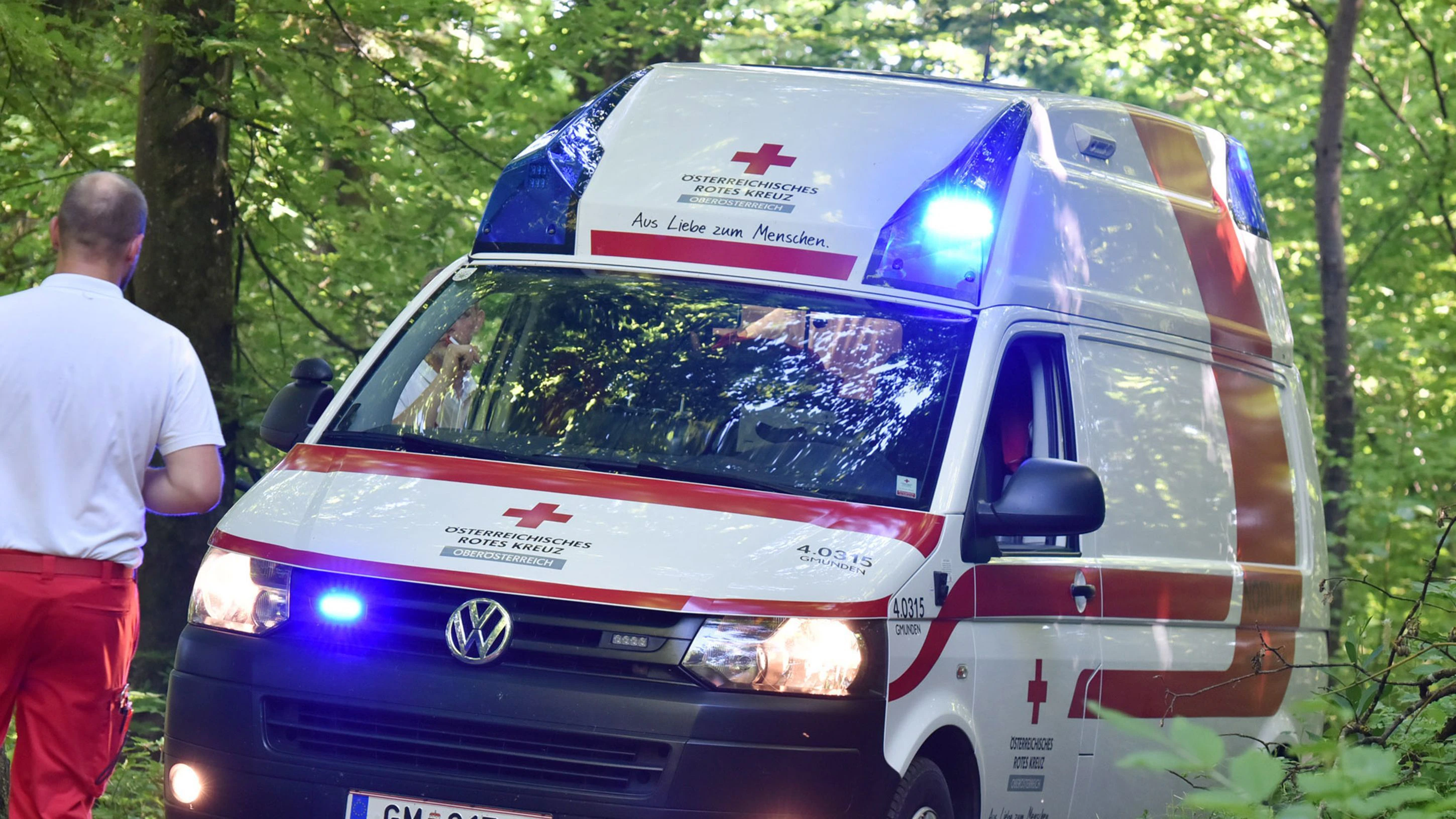 Die Rettungskräfte waren rasch vor Ort und kümmerten sich um die verletzten Personen.