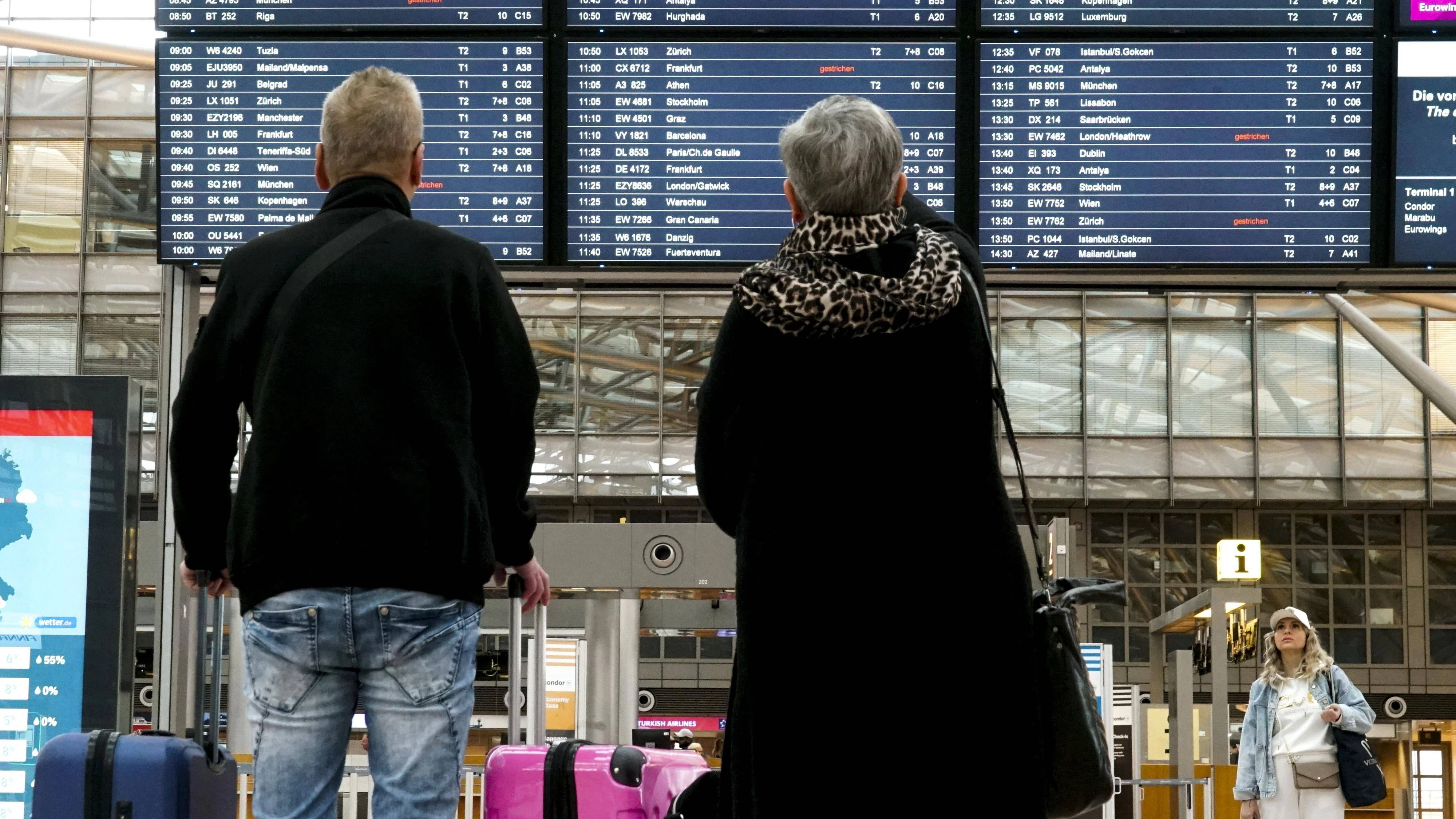 Der Einsatz führt nun zu Flugausfällen und Verspätungen. (Symbolbild)
