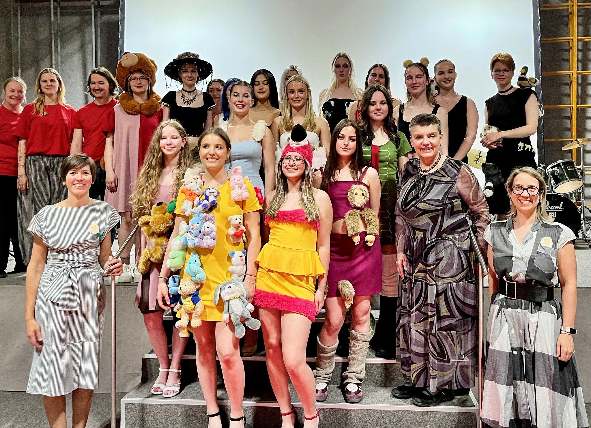 Heute.at - Benefiz-Modenschau: Jungdesigner upcyclen Stofftiere