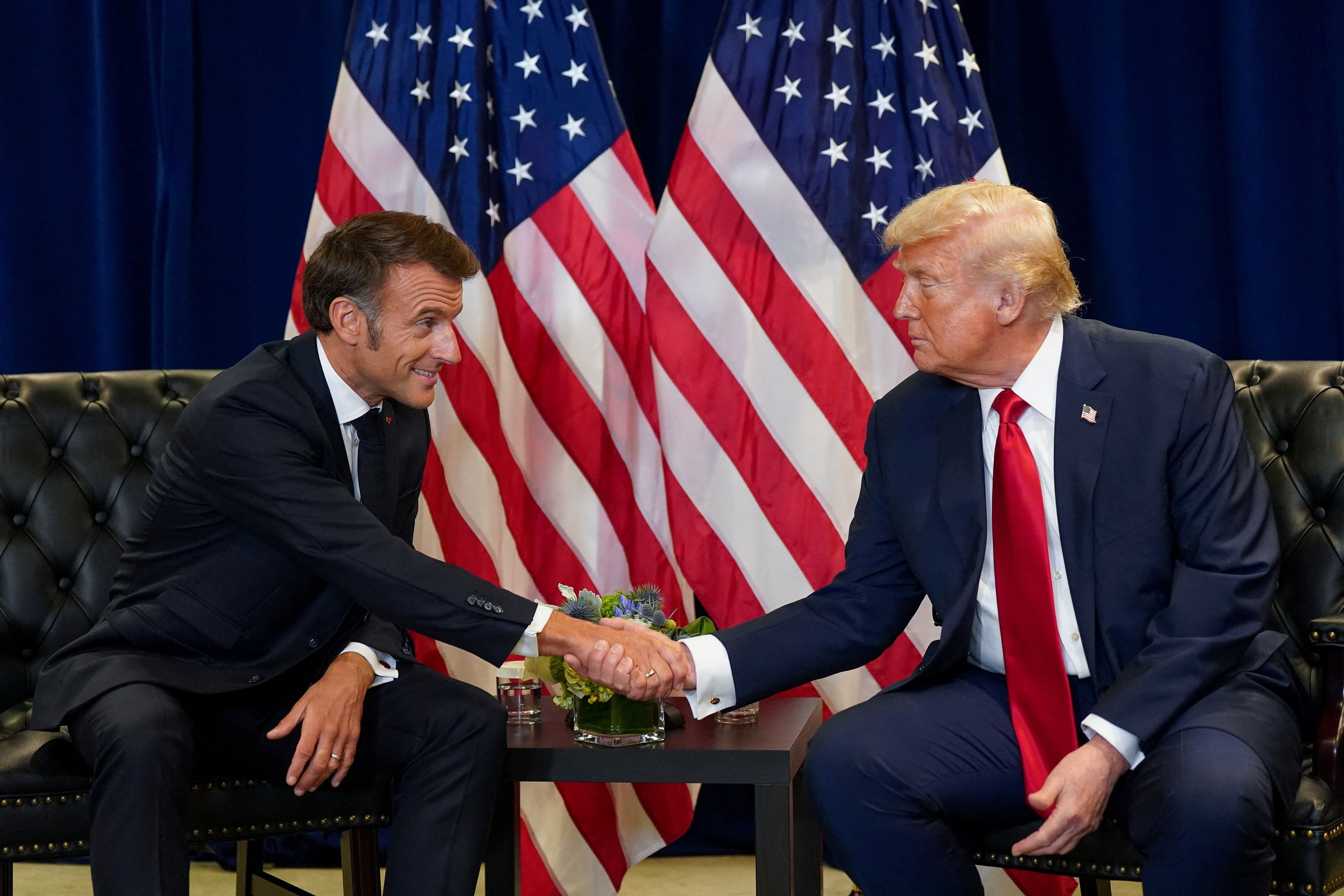 Frankreichs Präsident Macron will mit dem festlichen Abendessen eine vorzeitige Abreise von Trump verhindern.