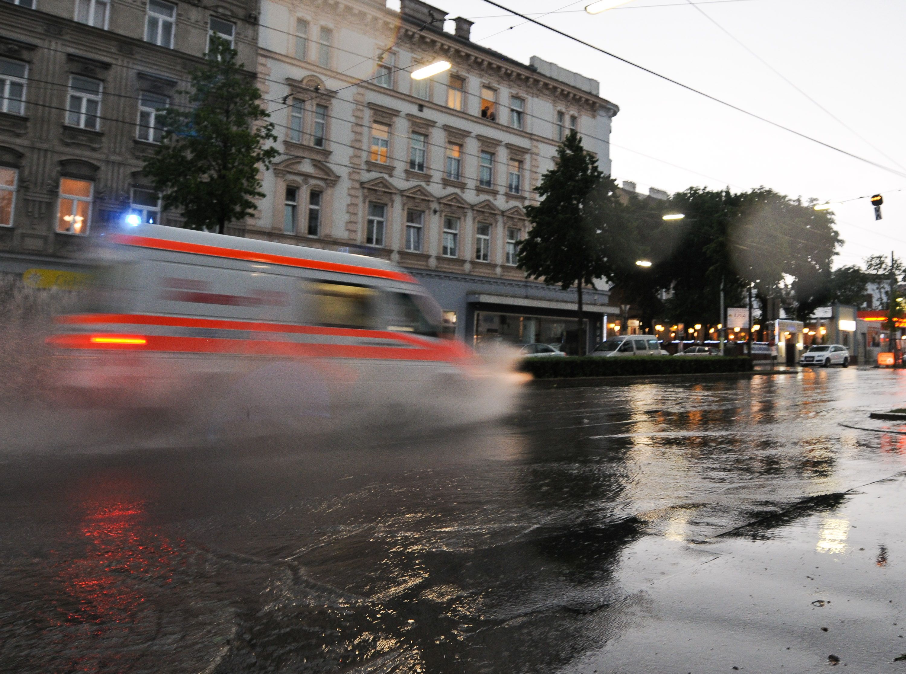 Heute.at - Erhöhte Wetter-Warnung! Hagel-Gewitter überquert Wien