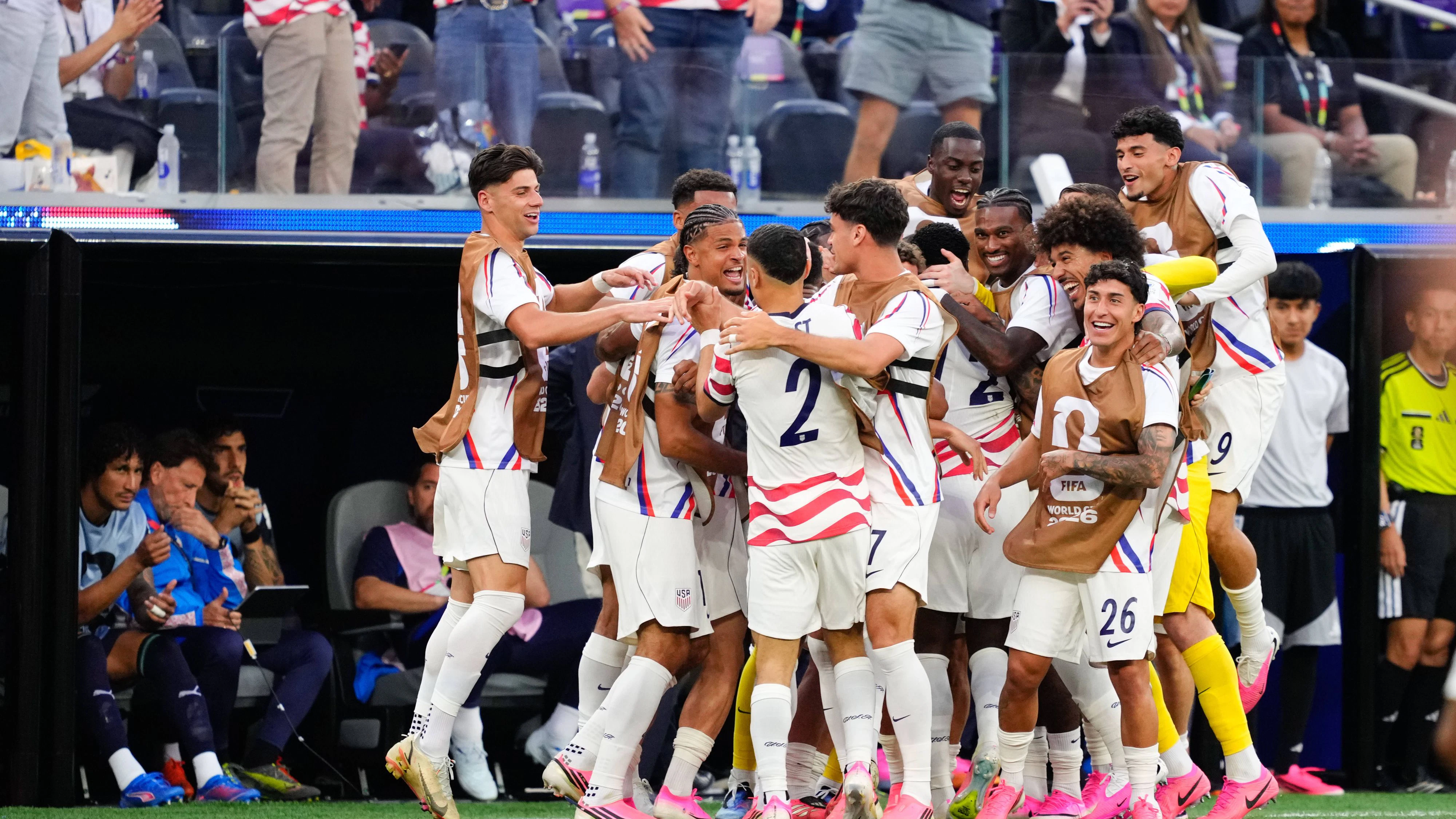 June 12, 2026, Los Angeles, California, United States: Folarin Balogun of USA celebrates a goal with teammates during the FIFA World Cup, WM, Weltmeisterschaft, Fussball 2026 Group D match between USA and Paraguay at Los Angeles Stadium on June 12, 2026 in Los Angeles, California. Los Angeles United States - ZUMAa181 20260612_zaa_a181_028 Copyright: xJosexBretonx
