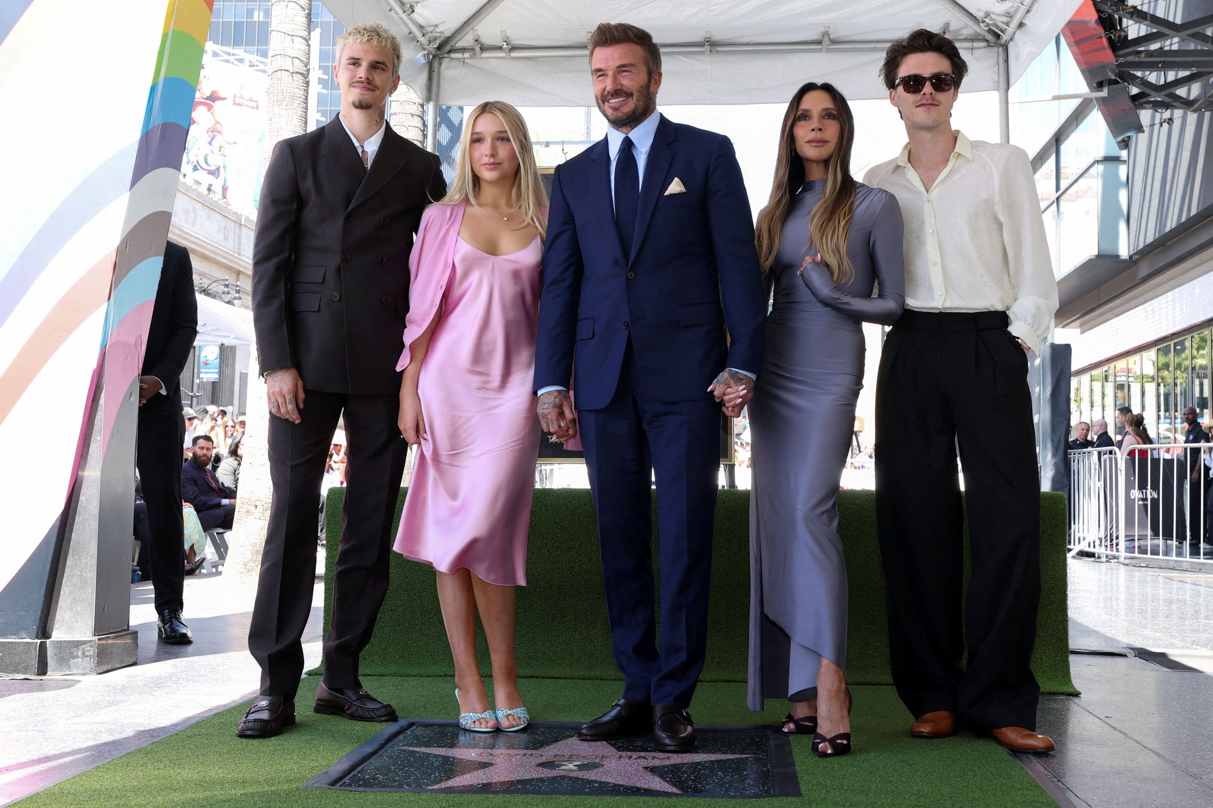 David Beckham mit seiner Frau Victoria Beckham, seiner Tochter Harper Beckham und seine Söhne Cruz Beckham und Romeo Beckham während der Enthüllung seines Sterns auf dem Hollywood Walk of Fame.