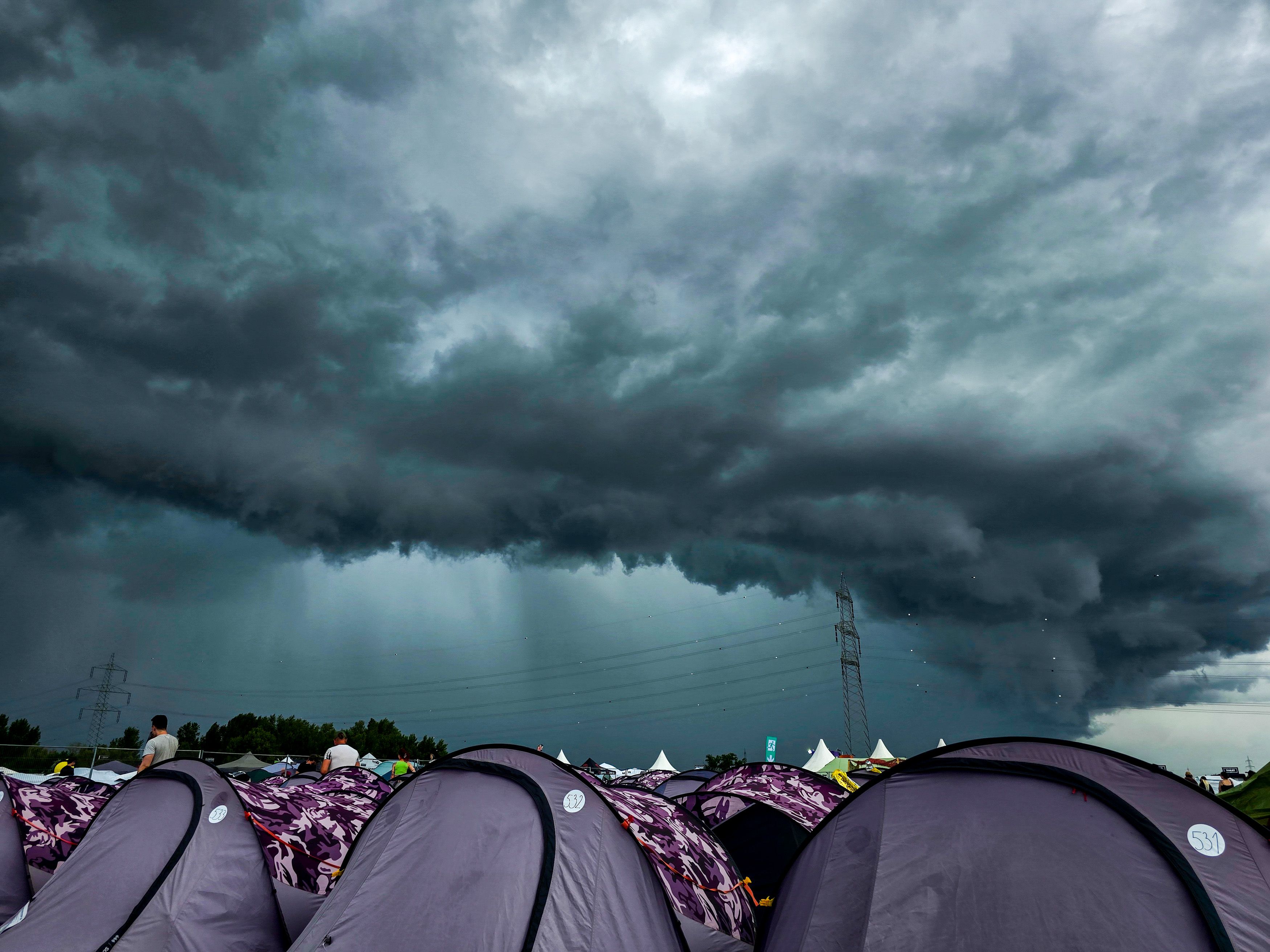 Heute.at - Starkregen-Unwetter trifft Nova Rock Festival