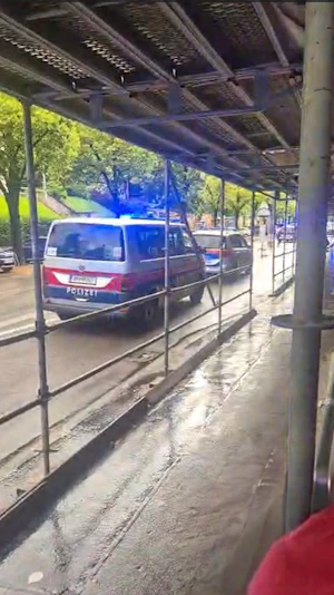Raubüberfall Wien: Familienvater überwältigt bewaffneten Täter in Postfiliale. Polizei ermittelt, Mitarbeiter mit Schock im Spital.