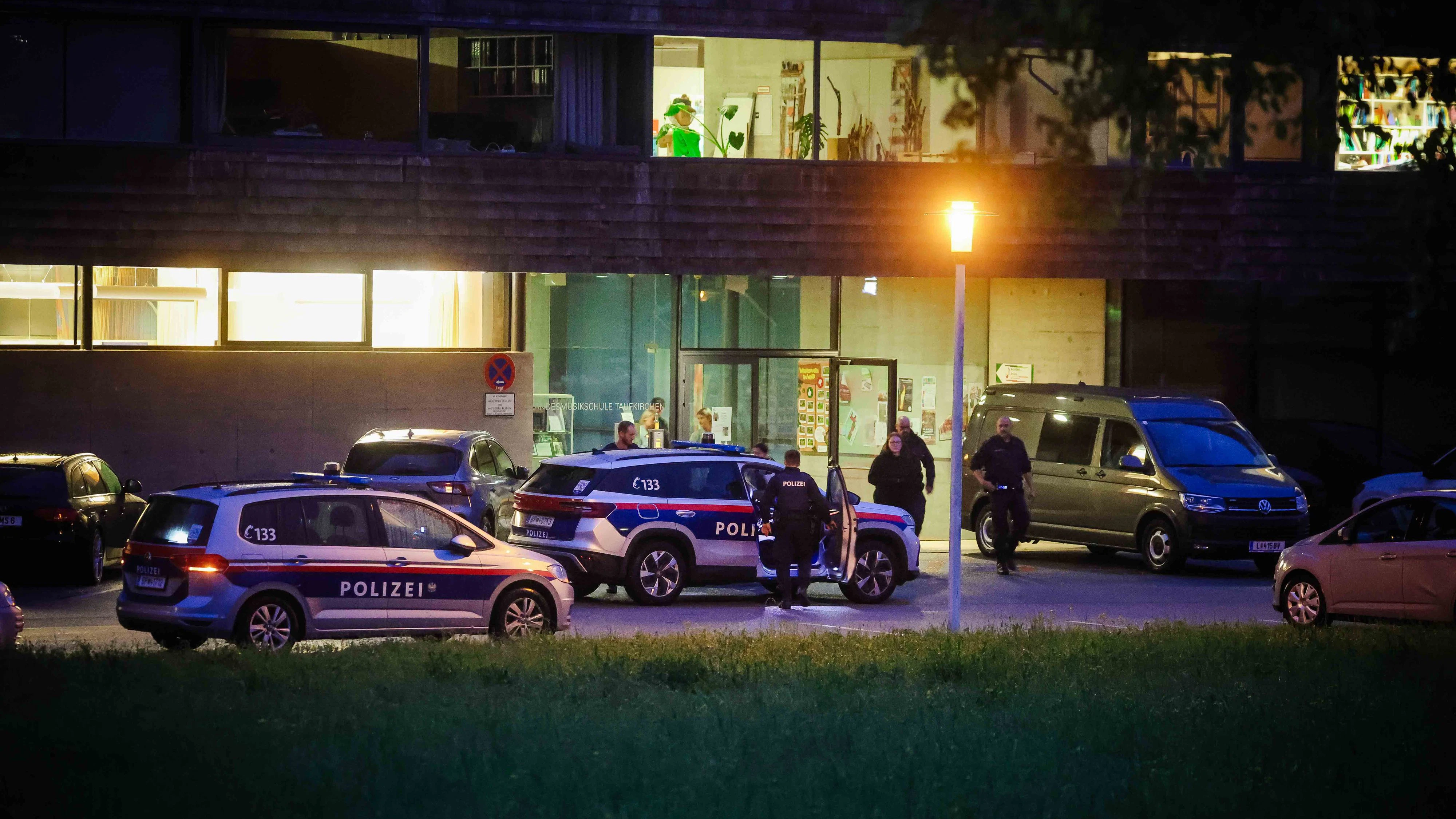 12.06.2026, Taufkirchen an der Pram, AUT, Unterwegs in Oberösterreich, FEMIZID IN SCHULE IN TAUFKIRCHEN AN DER PRAM, Mord und Selbstmord, im Bild Außenansicht, Schule, Taufkirchen, Ein 29-jähriger Lehrer soll am Freitag, 12. Juni 2026, seine Ex-Freundin in einer Schule in Taufkirchen an der Pram (Bezirk Schärding) getötet haben. Die Leiche der Frau wurde in der Schulbibliothek gefunden, der mutmaßliche Täter verübte Suizid., Pressefoto Scharinger © 2026, PhotoCredit D. Scharinger