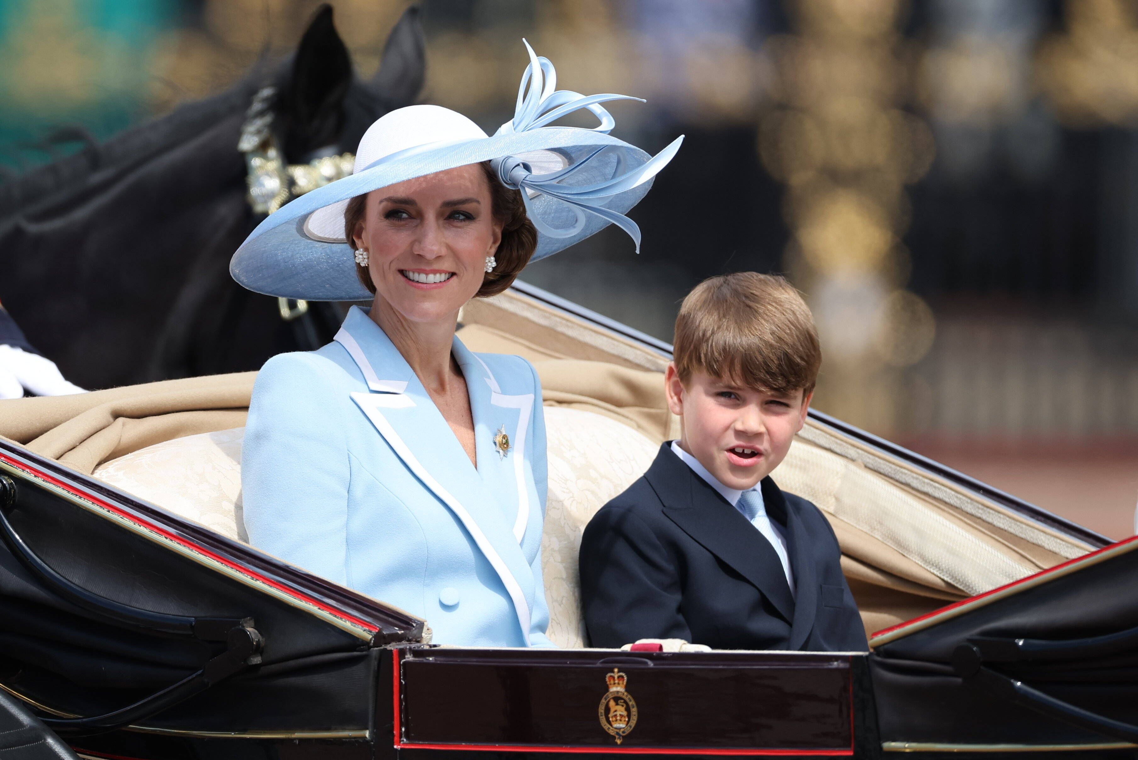 Mit einem verschmitzten Lächeln: Kate, Prinzessin von Wales, und Prinz Louis.
