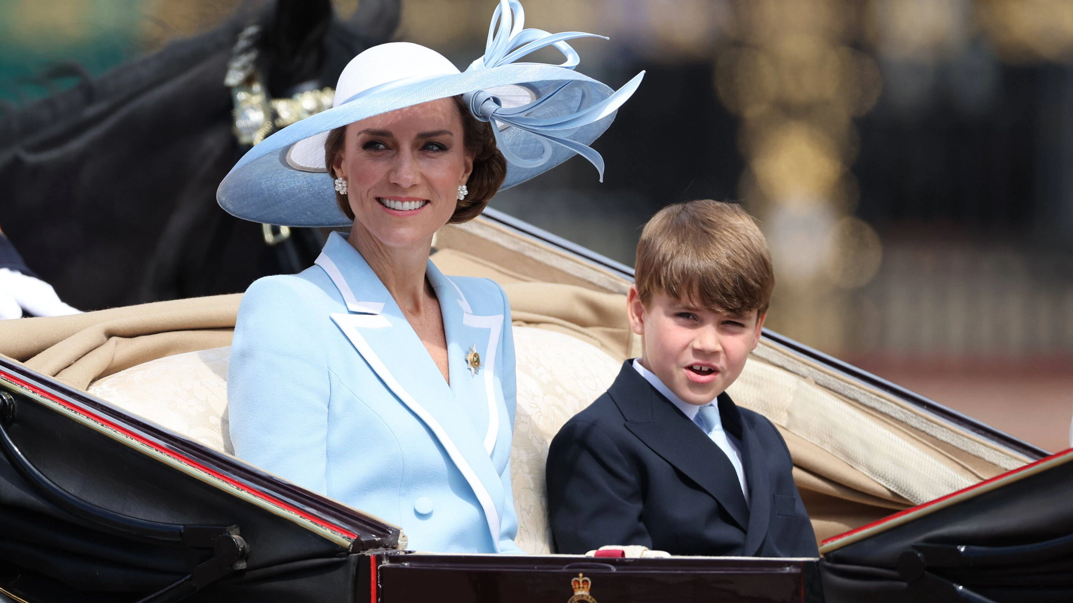 Mit einem verschmitzten Lächeln: Kate, Prinzessin von Wales, und Prinz Louis.