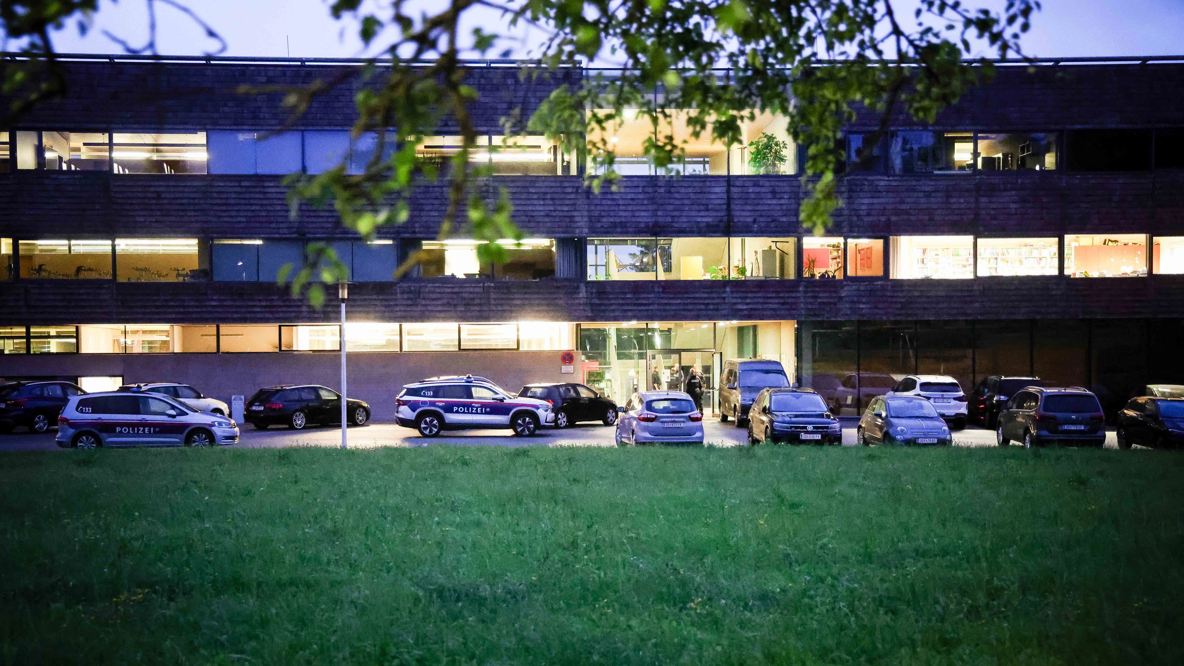 12.06.2026, Taufkirchen an der Pram, AUT, Unterwegs in Oberösterreich, FEMIZID IN SCHULE IN TAUFKIRCHEN AN DER PRAM, Mord und Selbstmord, im Bild Außenansicht, Schule, Taufkirchen, Ein 29-jähriger Lehrer soll am Freitag, 12. Juni 2026, seine Ex-Freundin in einer Schule in Taufkirchen an der Pram (Bezirk Schärding) getötet haben. Die Leiche der Frau wurde in der Schulbibliothek gefunden, der mutmaßliche Täter verübte Suizid., Pressefoto Scharinger © 2026, PhotoCredit D. Scharinger