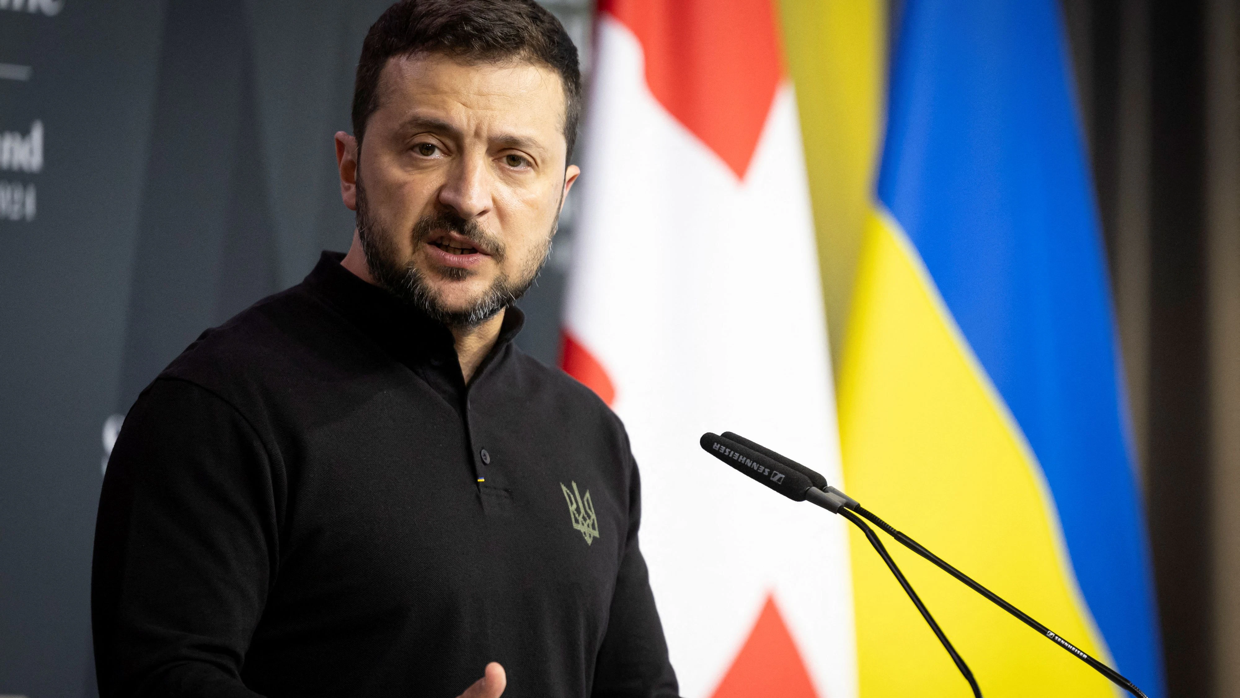 Der ukrainische Präsident Wolodymyr Selenskyj hat ein Gesetz unterzeichnet, das Russisch den bisherigen Schutzstatus im Land entzieht.