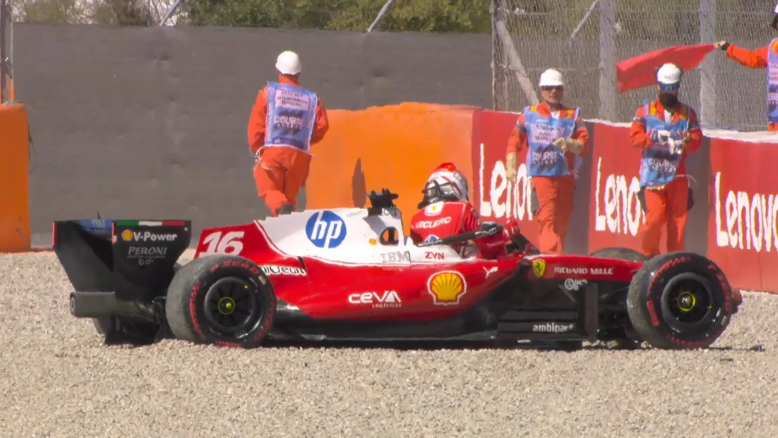 Der schwer beschädigte Ferrari von Charles Leclerc. 