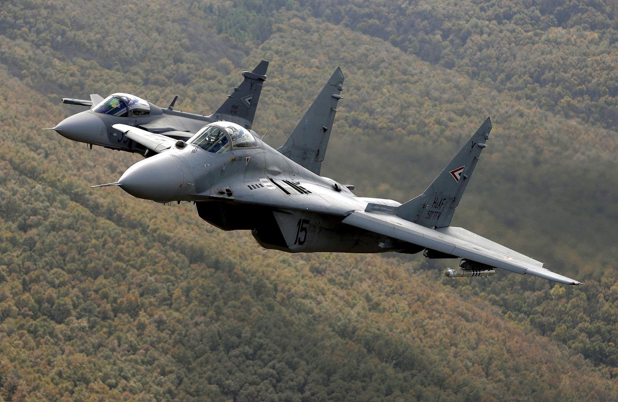 Die schwedische Armee hat an zwei Orten jeweils zwei Kampfflugzeuge vom Typ JAS 39 Gripen aufsteigen lassen.