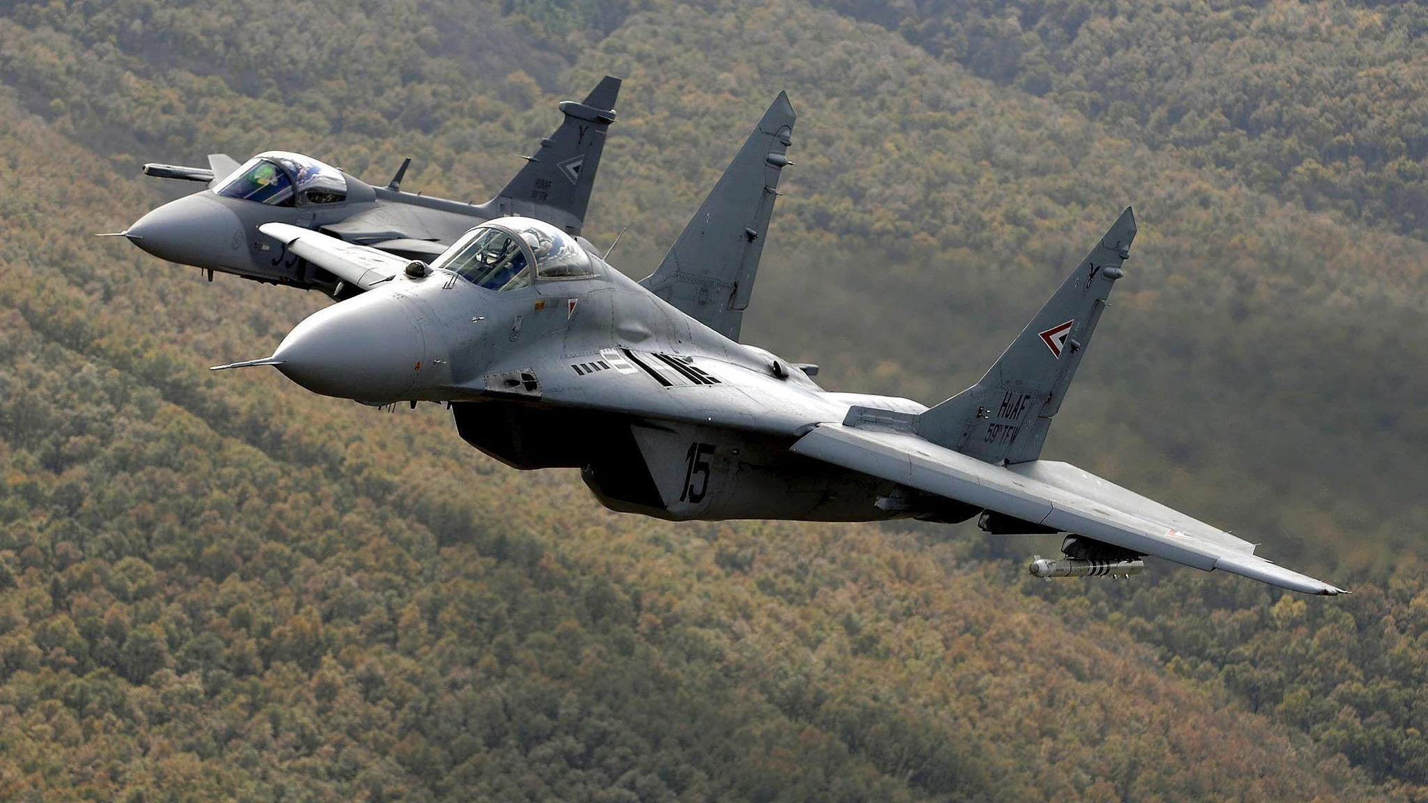 Die schwedische Armee hat eigenen Angaben zufolge an zwei Orten jeweils zwei Kampfflugzeuge vom Typ JAS 39 Gripen aufsteigen lassen