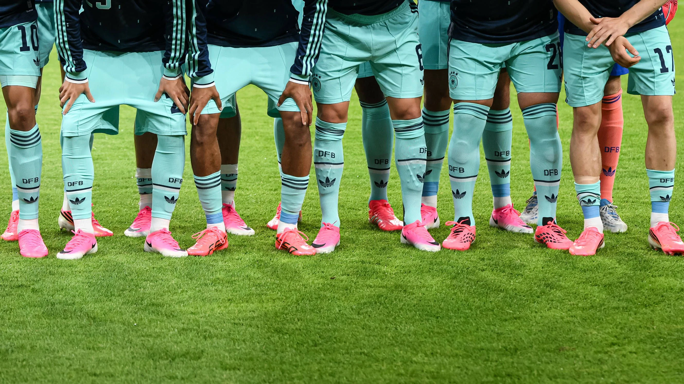 Heute.at - Warum tragen bei der WM fast alle Spieler pinke Schuhe?