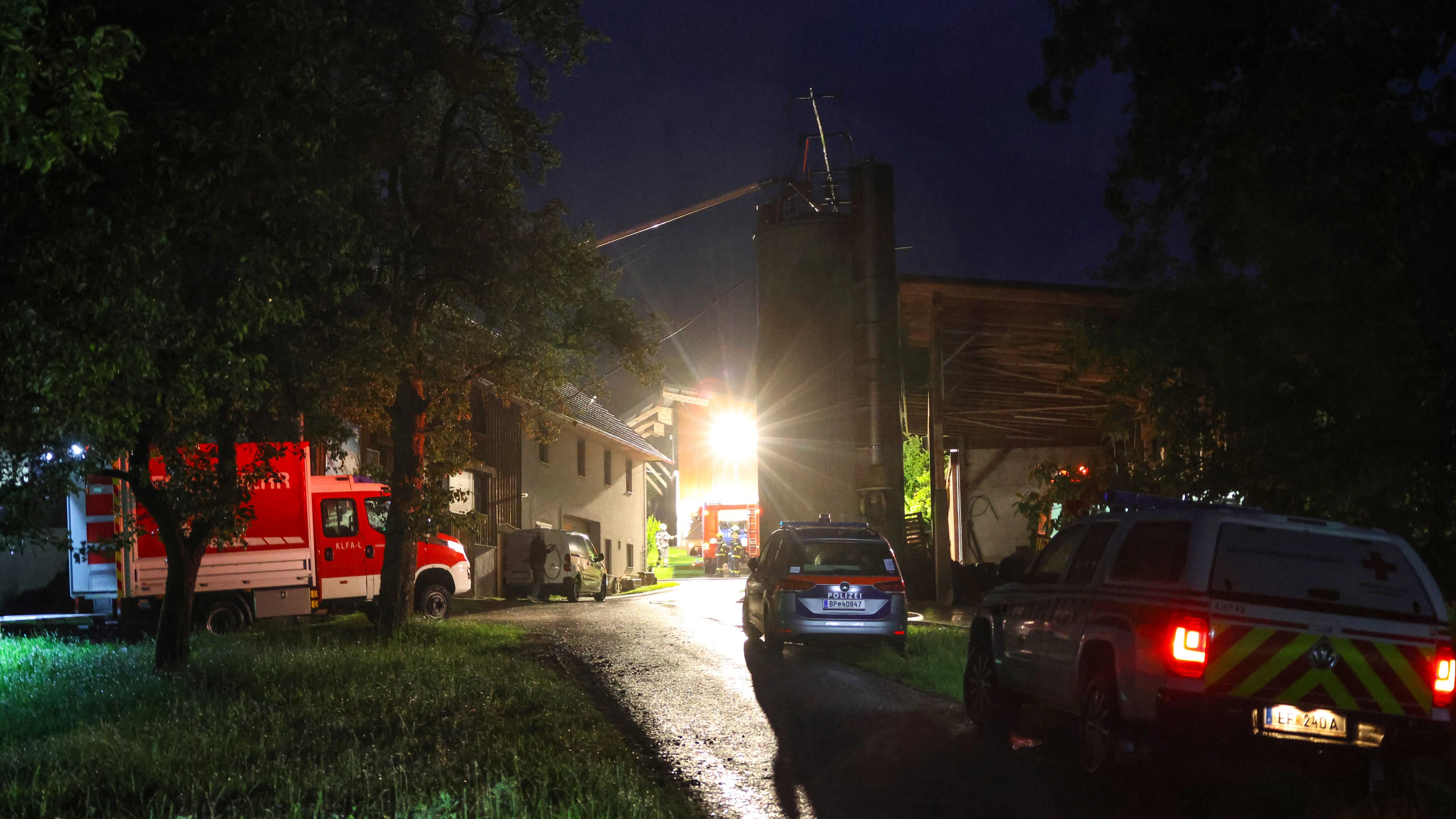 Heute.at - Feuerwehr rückt in der Nacht zu Bauernhof aus