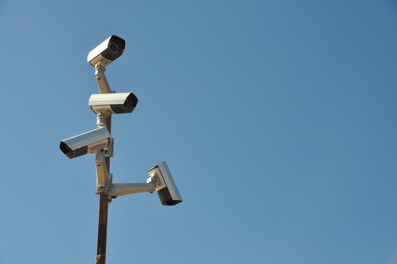 Verkehrsüberwachungskamera auf Mast