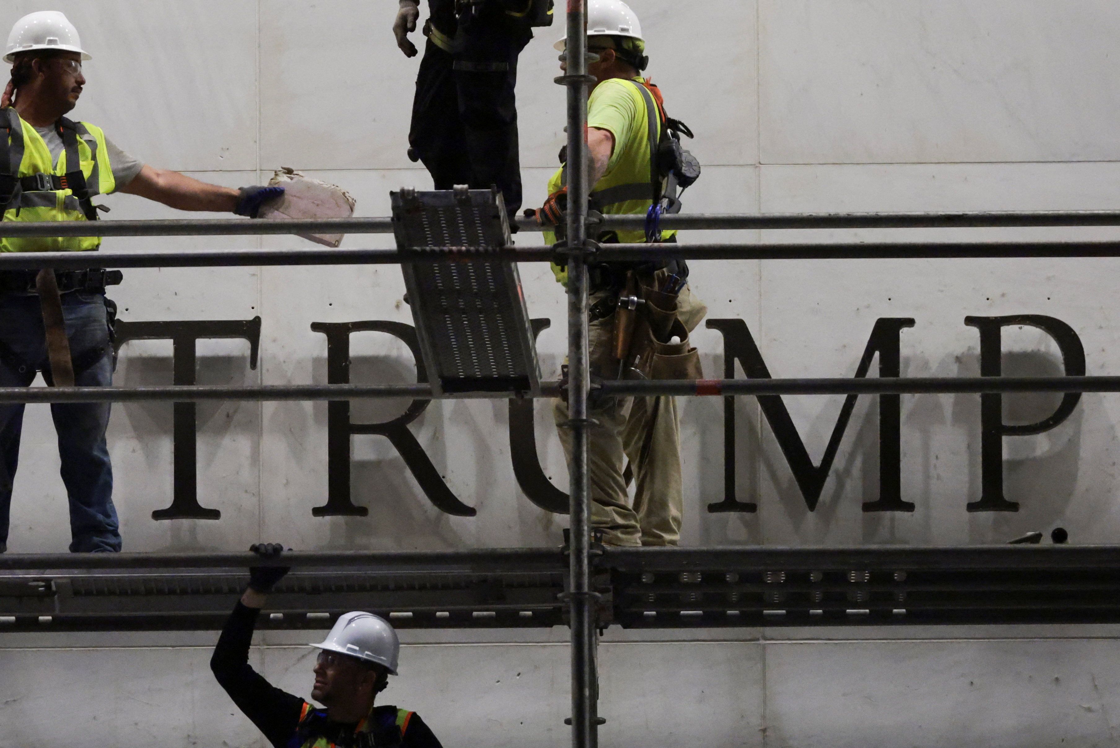 Der Name von Präsident Donald Trump wird auf der Fassade des Kennedy Centers entfernt.