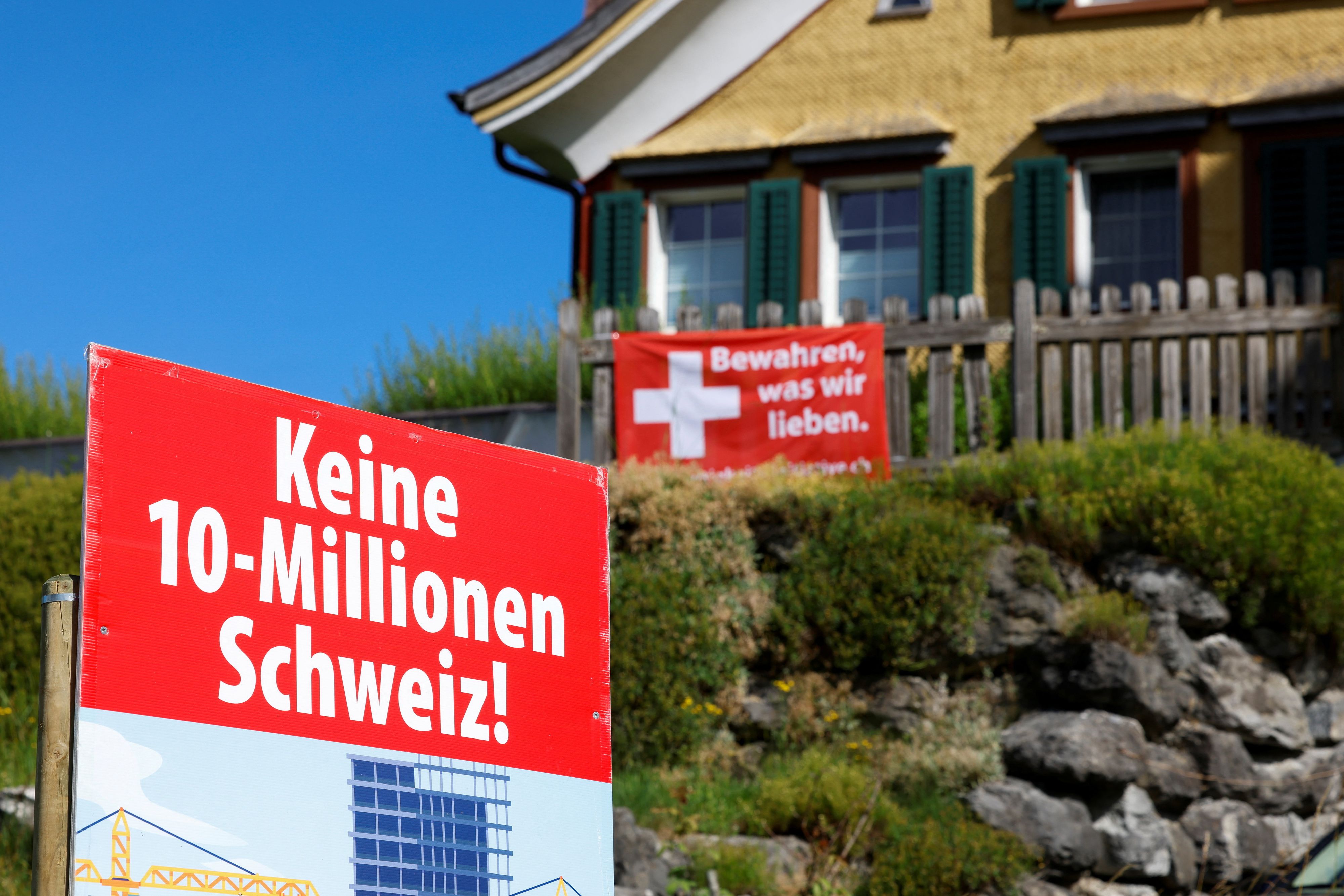 Die SVP konnte sich mit ihrer Forderung, die Zuwanderung mit einer fixen Zahl zu begrenzen, laut ersten Hochrechnungen am Abstimmungssonntag nicht durchsetzen