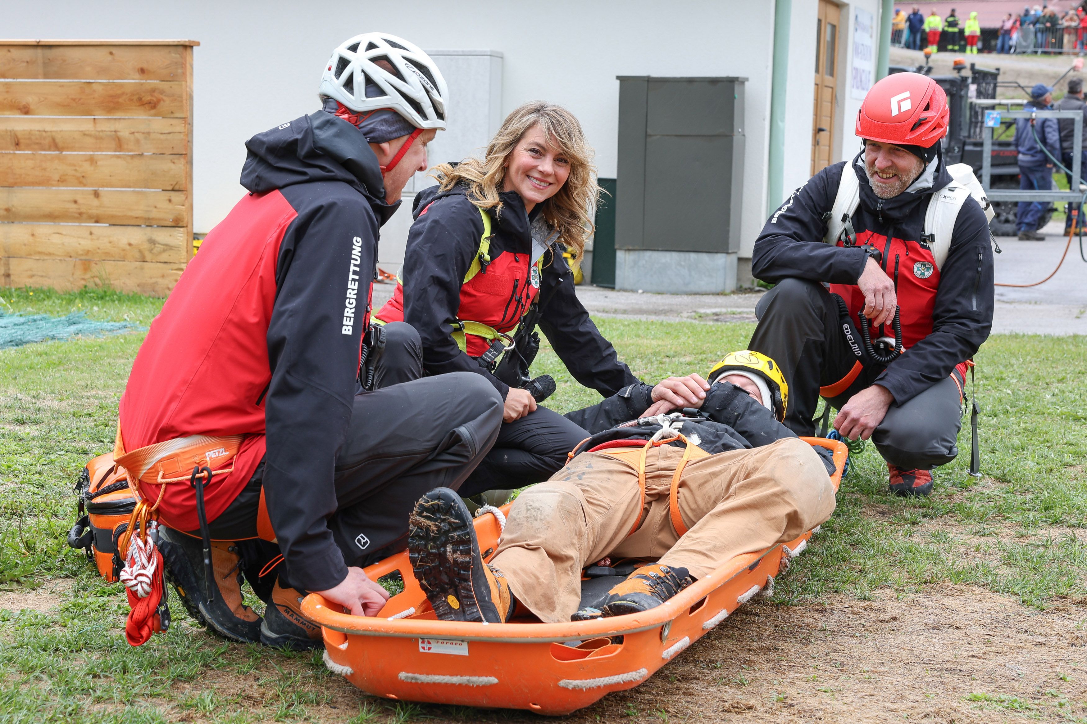 Bürgermeister und Bergretter Hannes Uttinger, Schauspielerin Luise Bähr, Willi Wieser und einen Laiendarsteller bei einer Rettungsaktion.