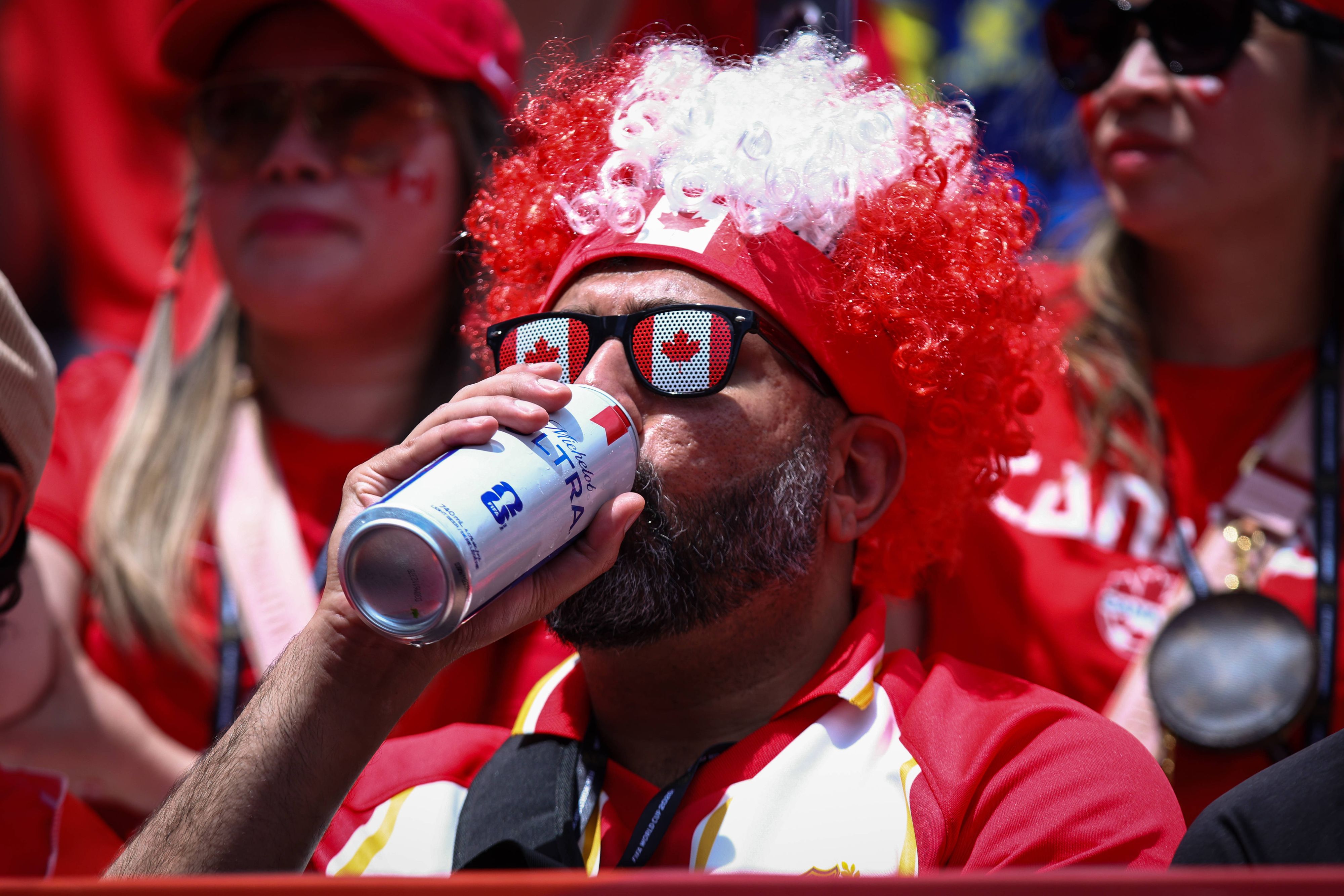 Prost! Stadionbesucher sollten ihre Getränke genießen.
