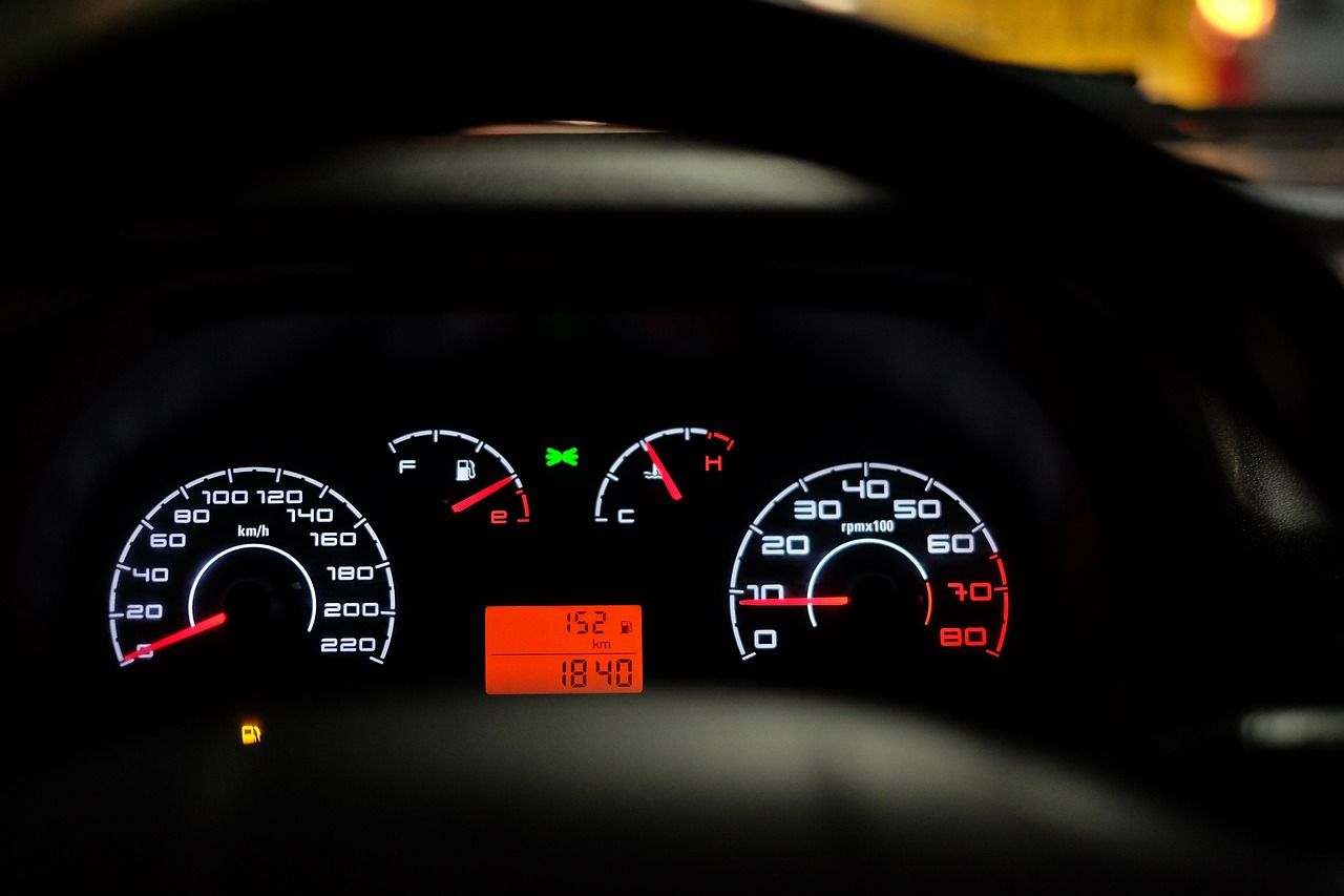 Auto-Instrumententafel mit Tachometer