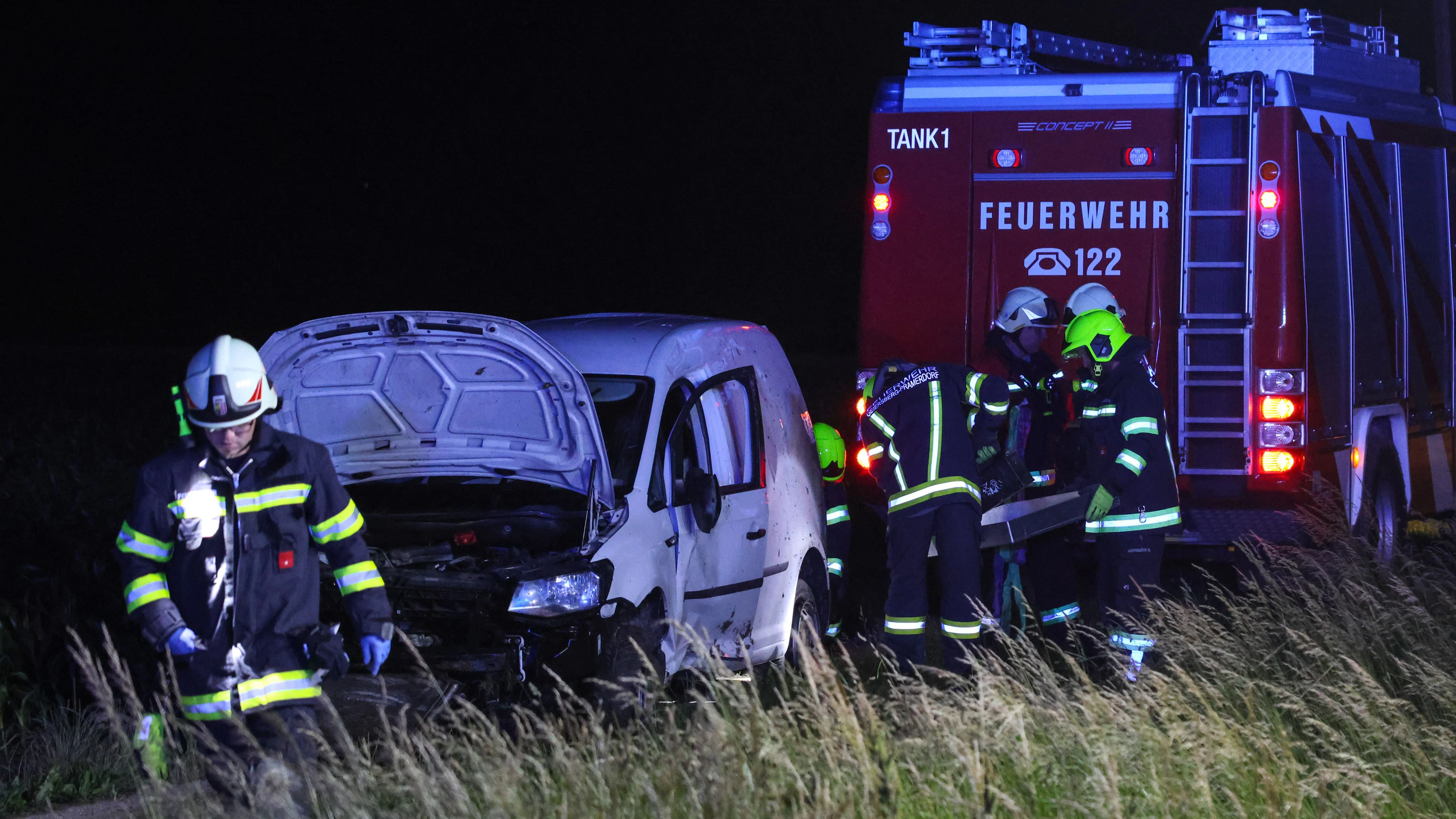 Heute.at - Junger Lenker überschlägt sich mit Kleintransporter