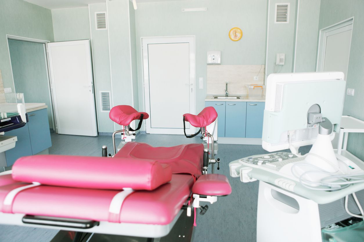 Der Arzt soll die Patientinnen missbraucht und die Taten gefilmt haben.