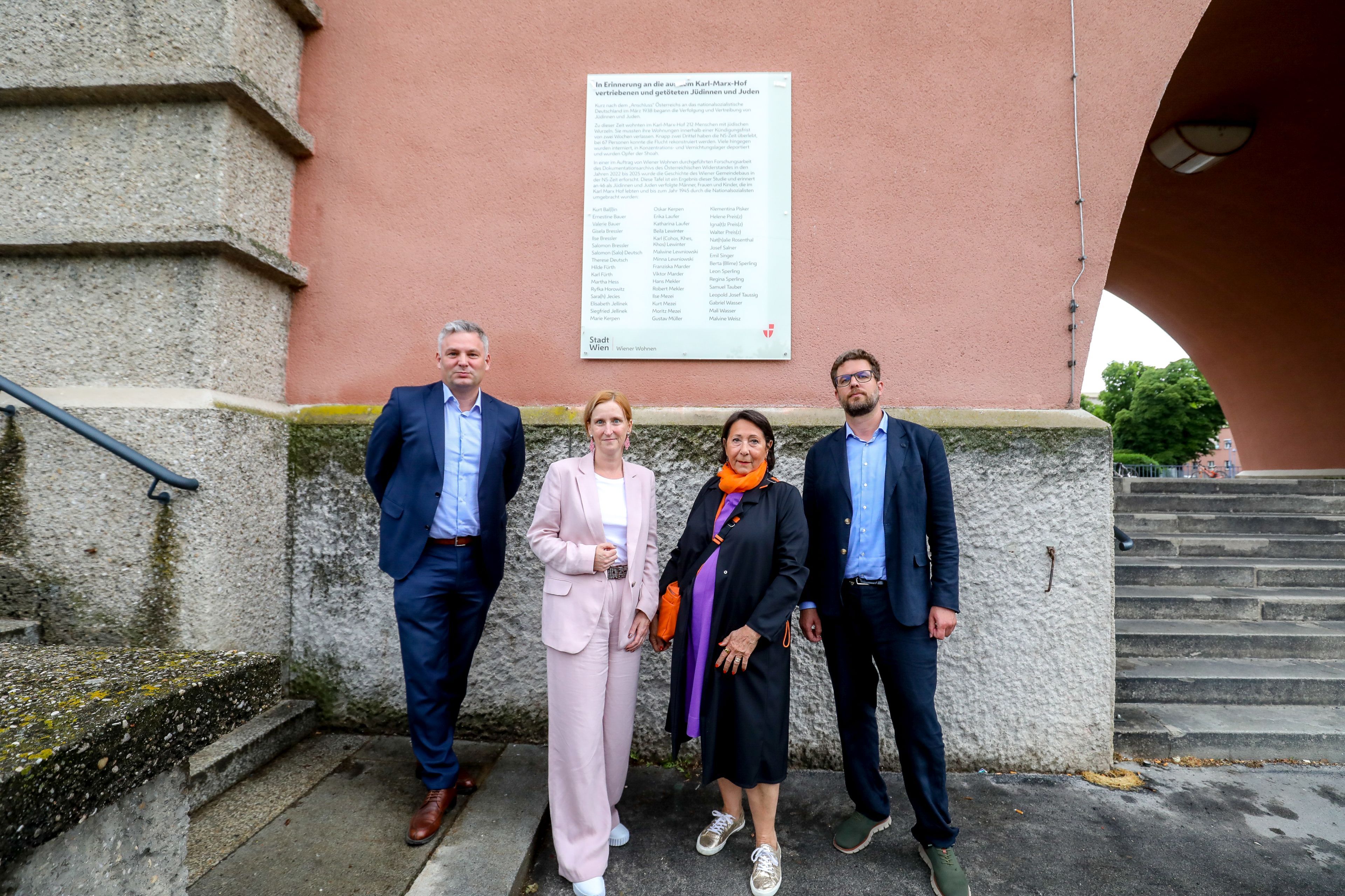 Heute.at - Gedenktafel erinnert an NS-Opfer im Karl-Marx-Hof