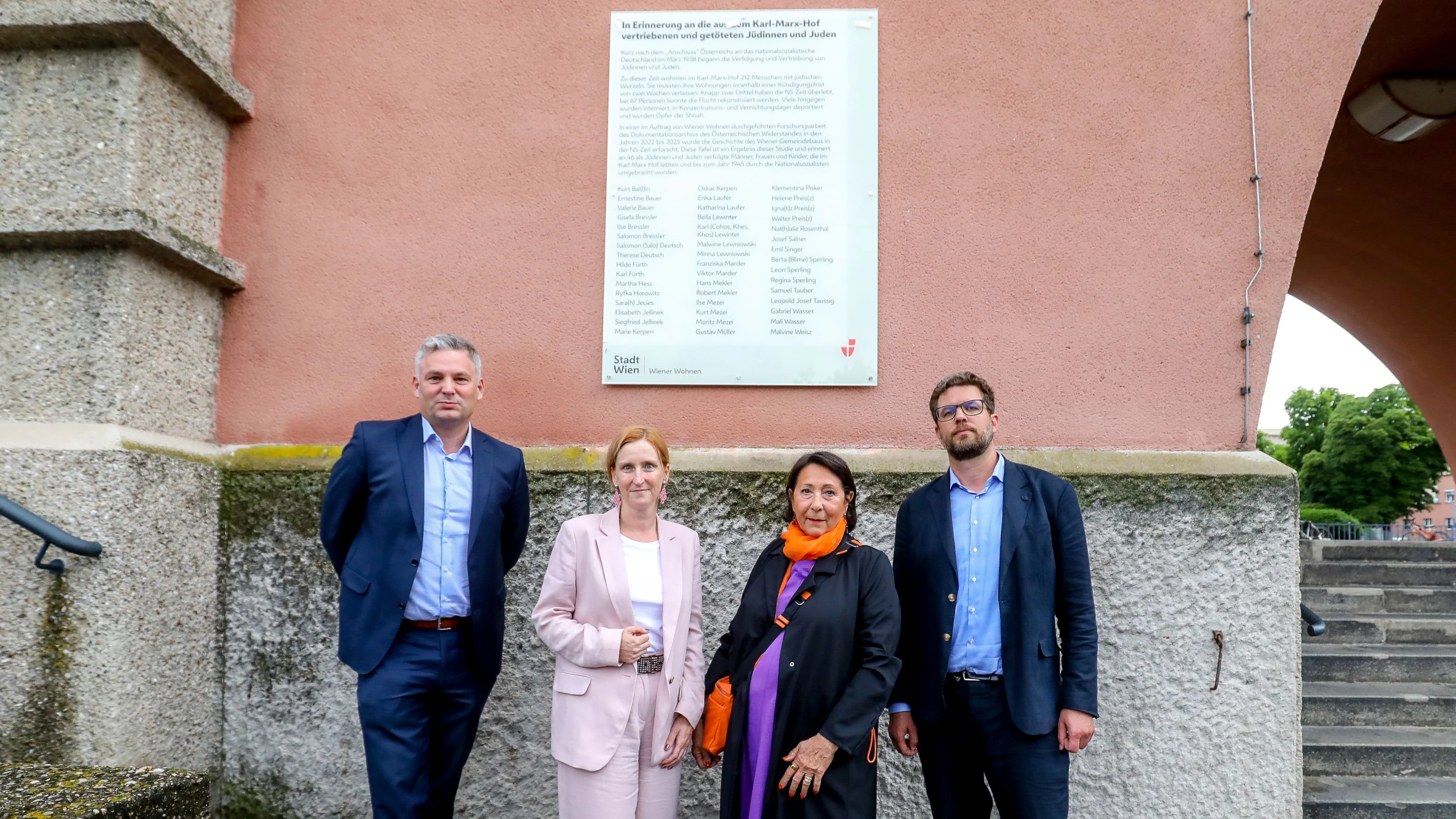 v.l.: Wiener Wohnen Vizedirektor Johannes Pritz, Wohnbaustadträtin Elke Hanel-Torsch, IKG-Vizepräsidentin Claudia Prutscher und wissenschaftlicher Leiter des DÖW Andreas Kranebitter