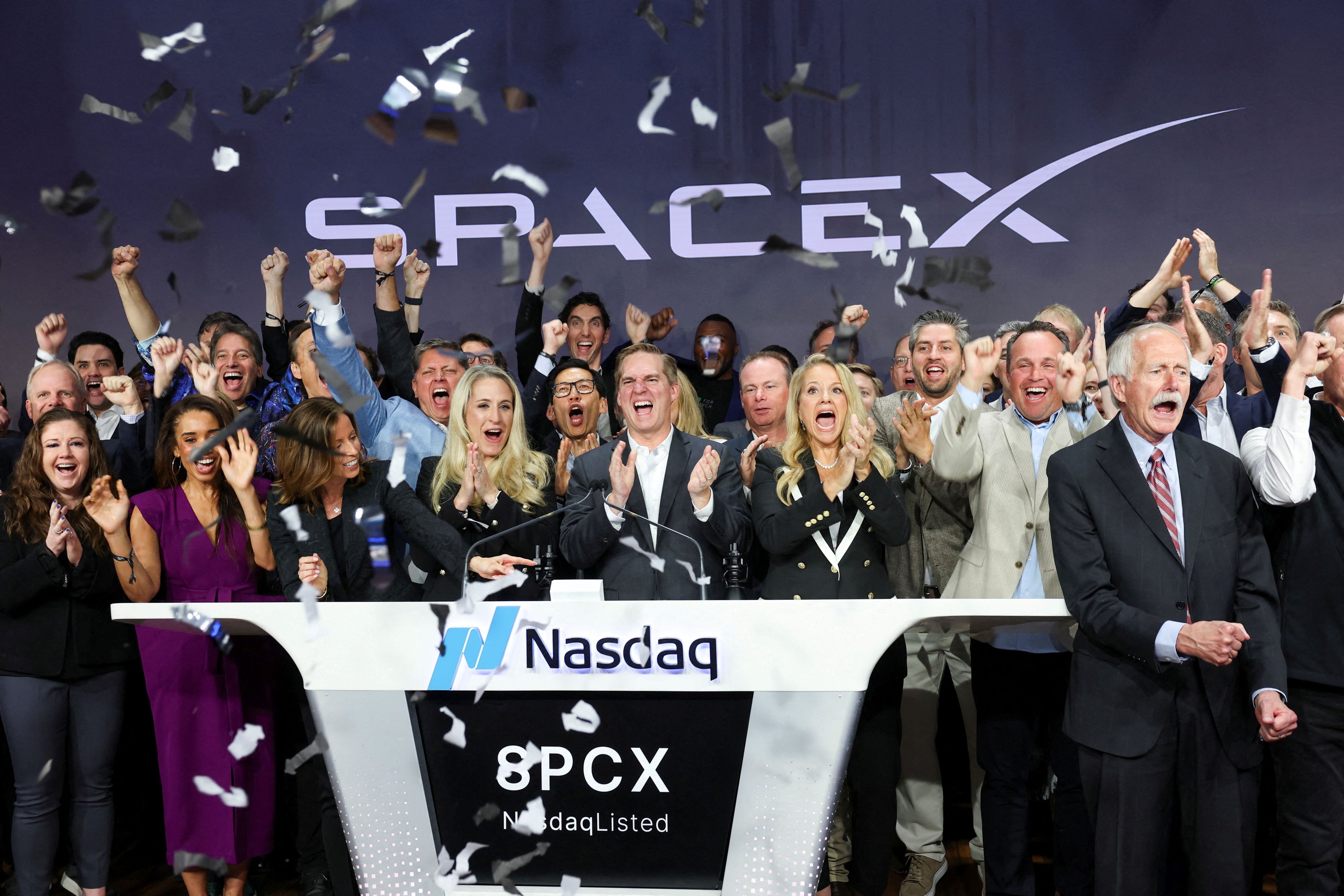 <strong>Gwynne Shotwell</strong>, Präsidentin und COO von SpaceX, und <strong>Bret Johnsen</strong>, CFO und Präsident für strategische Akquisitionen, läuten gemeinsam mit der Unternehmensführung die Eröffnungsglocke anlässlich des Börsengangs (IPO) von SpaceX am Nasdaq MarketSite in New York City, USA, am 12. Juni 2026.