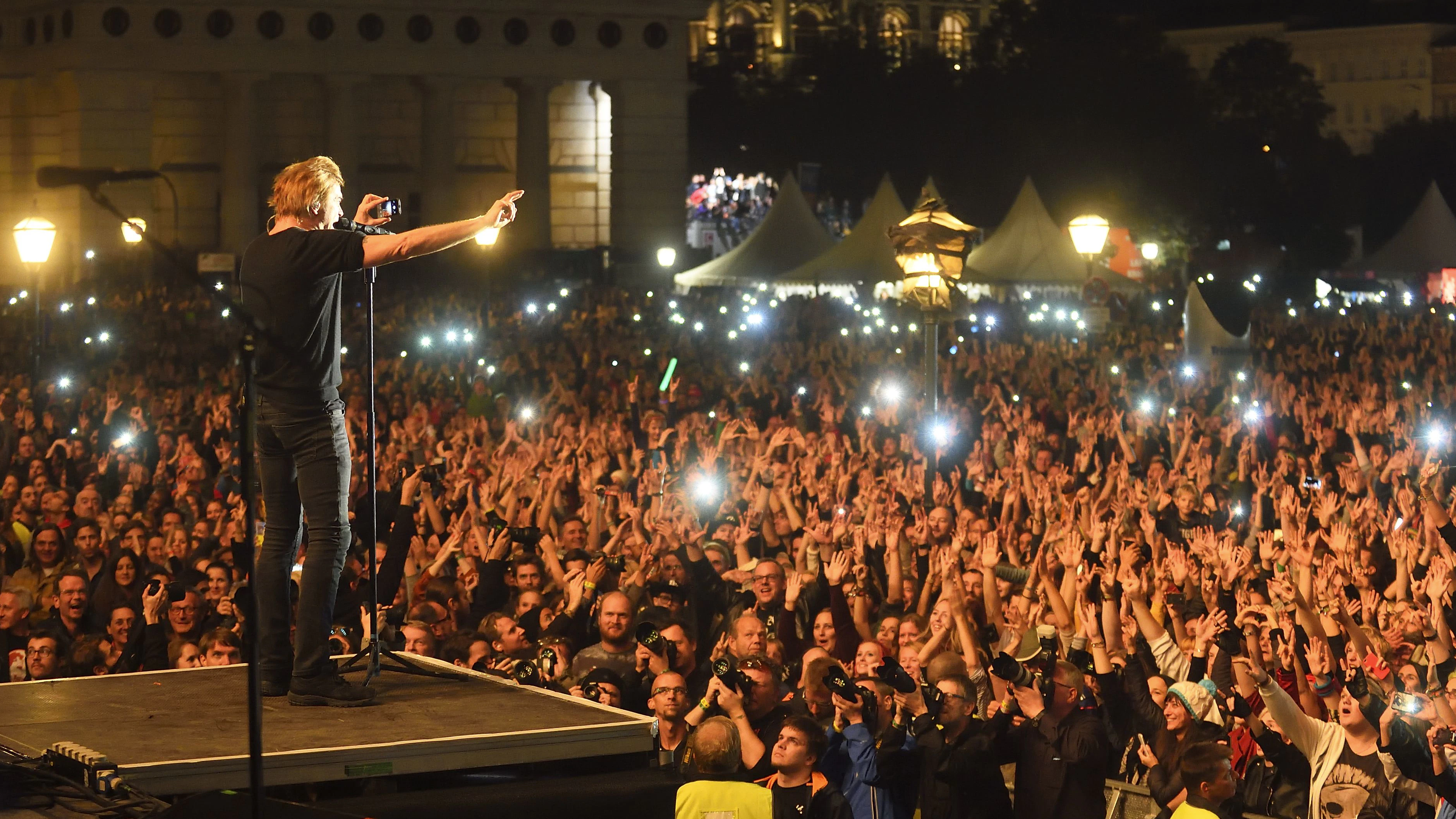 Campino von den Toten Hosen singt am 3.10.2025 bei voices for refugees am Wiener Heldenplatz vor großem Publikum. Veranstaltet von der Volkshilfe Österreich *** Die Nutzung des Bildes für redaktionelle Zwecke ist kostenlos. Weitergehende Nutzung bedarf der Zustimmung des Aussenders. ***