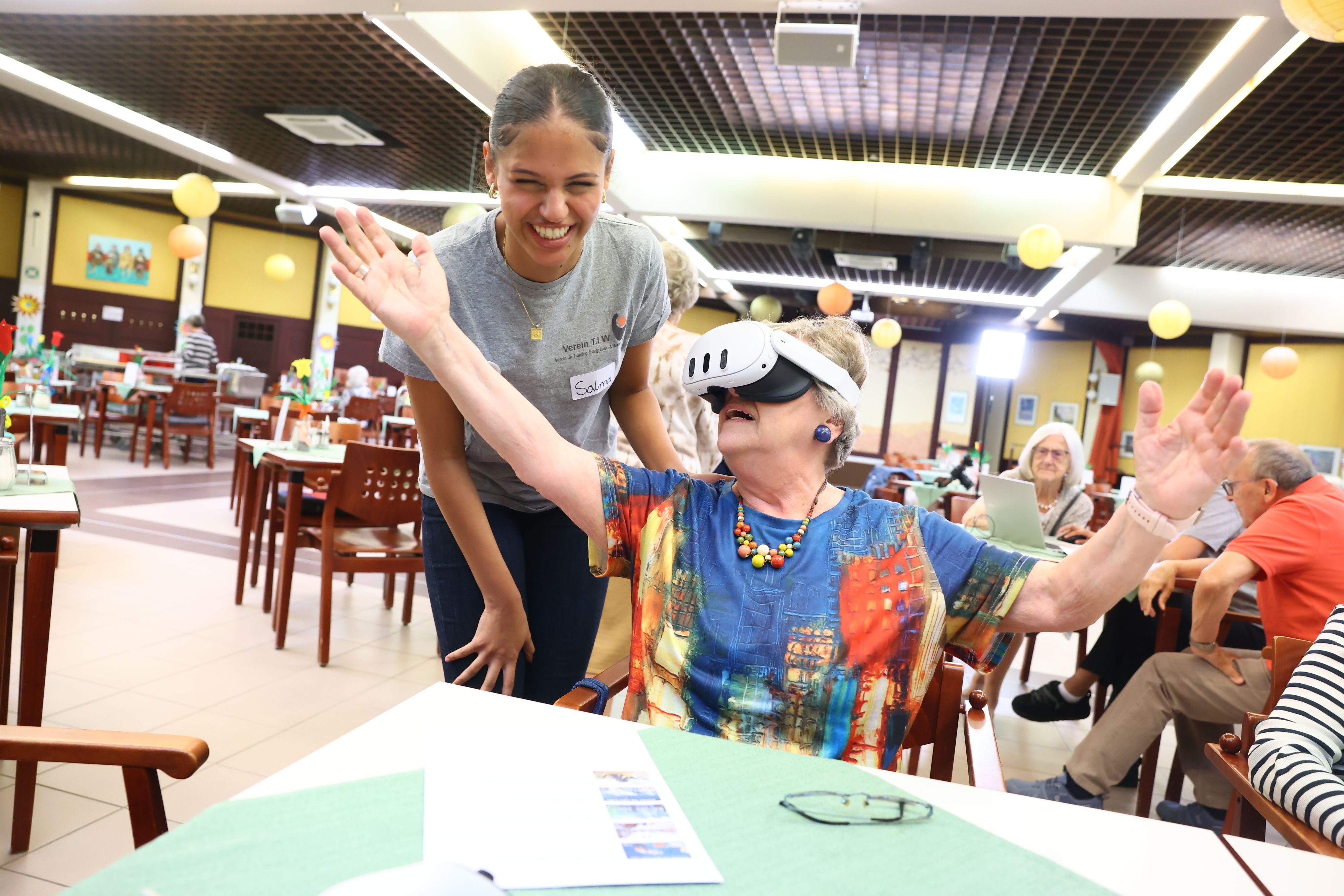Bewohnerin Sissi testete die VR-Brille. Salma half als 