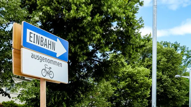 Diese Wiener Verkehrsschilder bestehen aus Holz.
