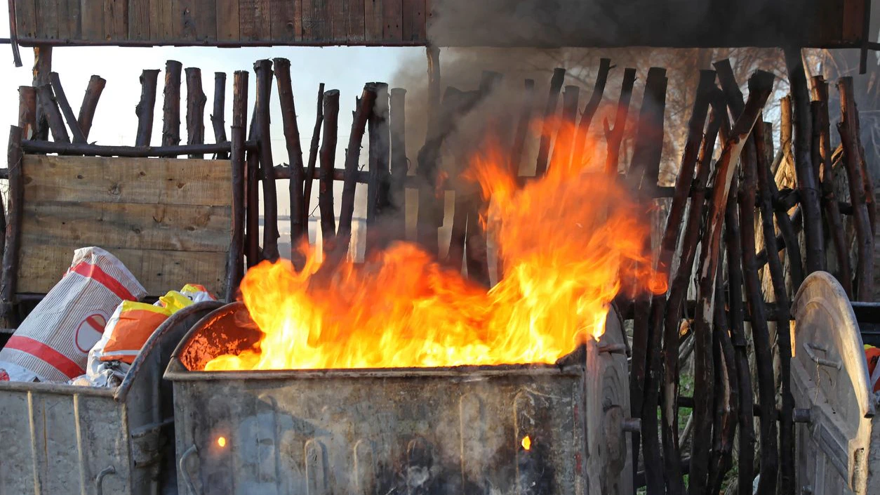 Heute.at - 12-Tonnen-Sperrmüllcontainer geht in Flammen auf
