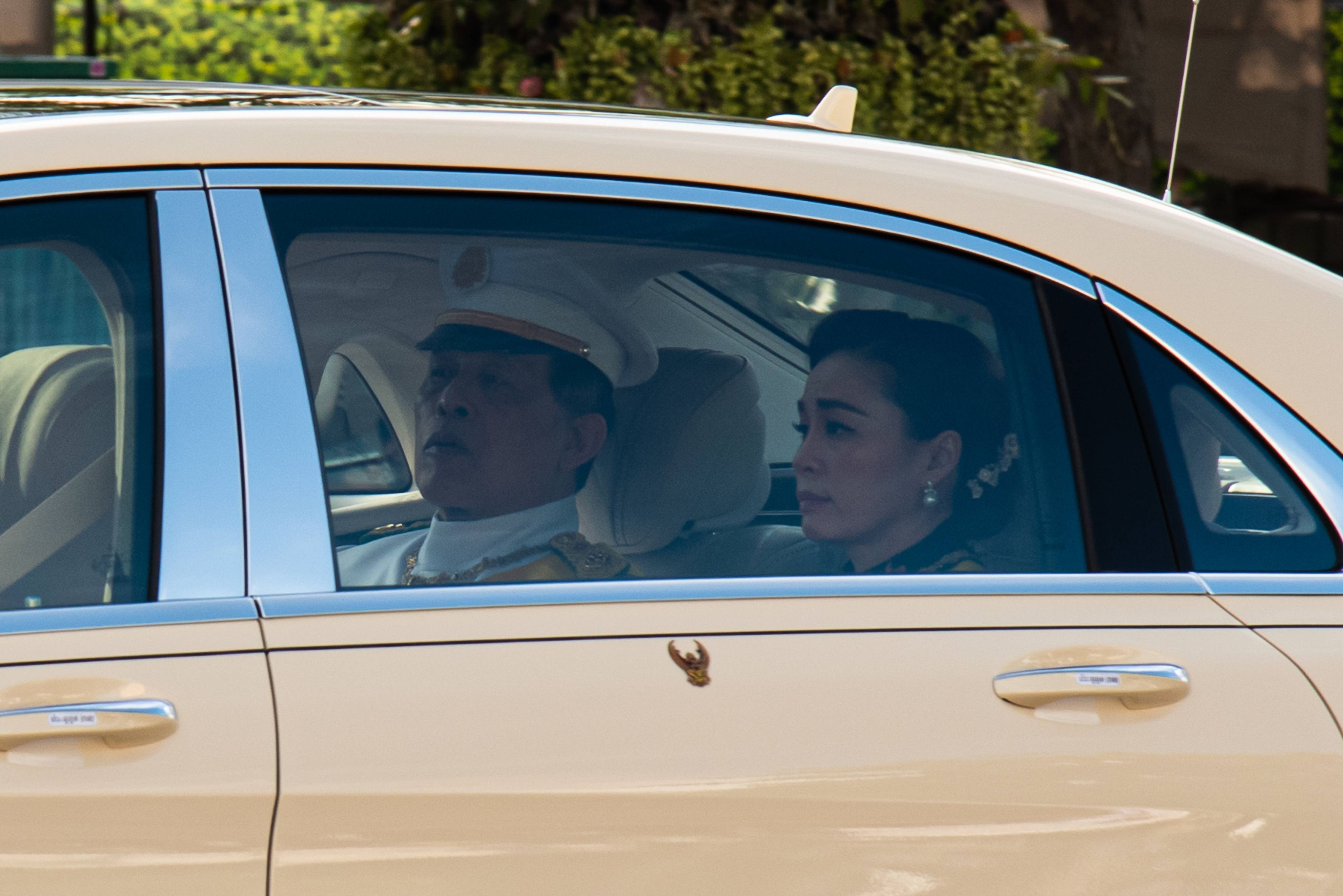König Maha Vajiralongkorn (73) und Königin Suthida (48) wurden am Samstag während der Prozession zu Ehren der thailändischen Prinzessin Bajrakitiyabha vor dem Königlichen Palast in Bangkok in einem Fahrzeug gesichtet.