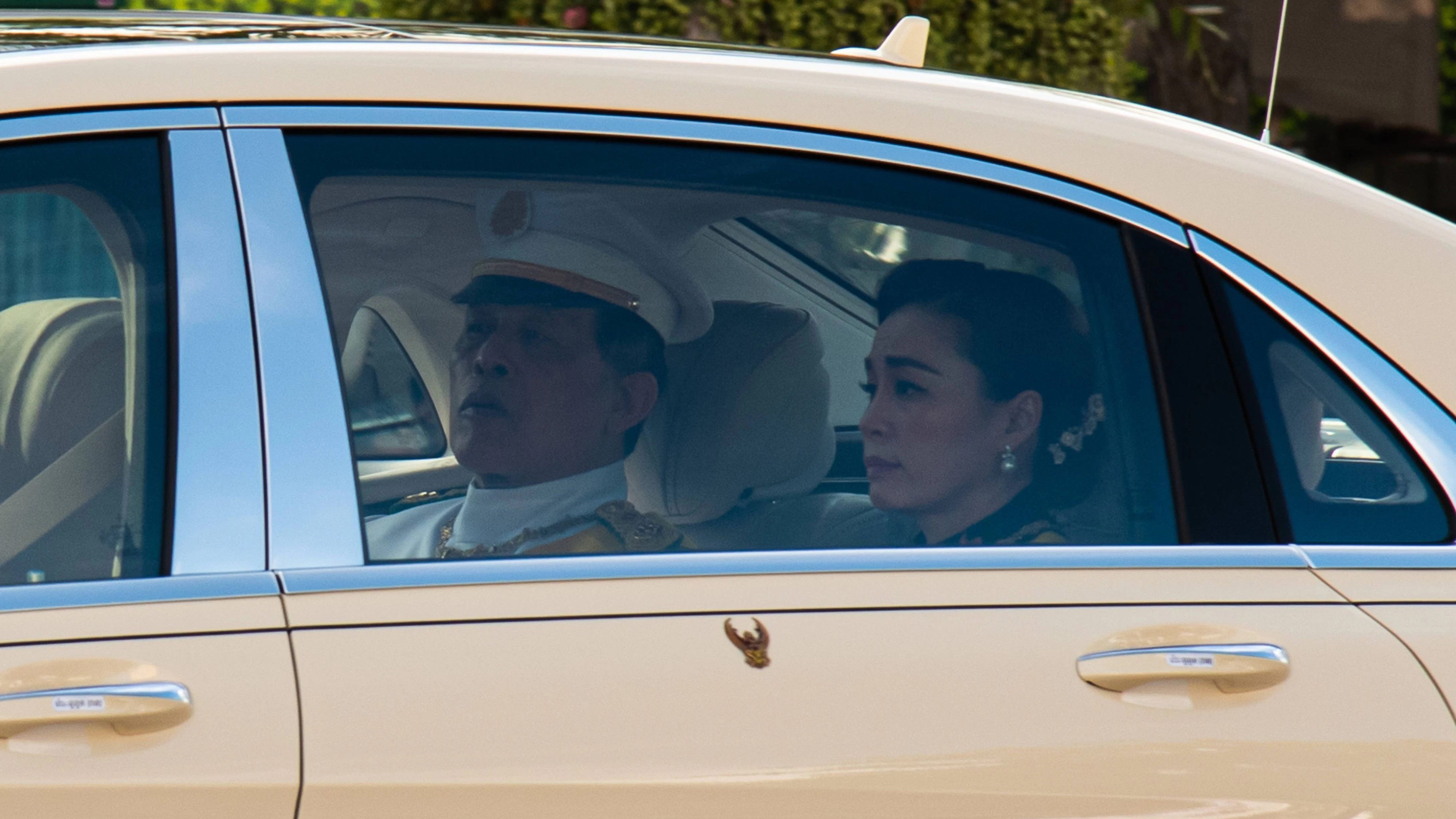 König Maha Vajiralongkorn (73) und Königin Suthida (48) wurden am Samstag während der Prozession zu Ehren der thailändischen Prinzessin Bajrakitiyabha vor dem Königlichen Palast in Bangkok in einem Fahrzeug gesichtet.