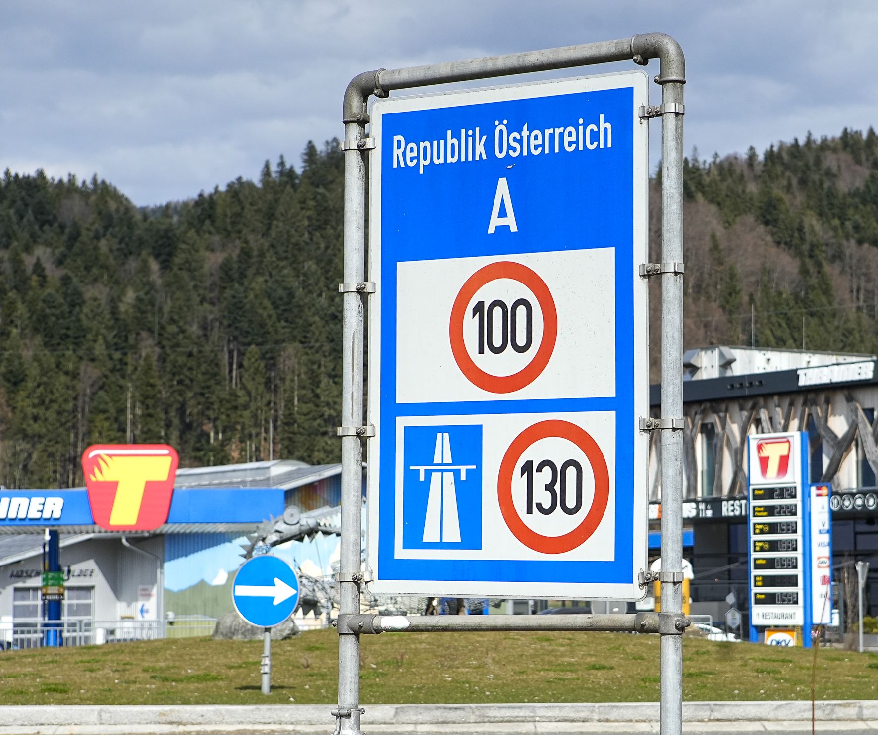 Österreich setzt die Grenzkontrollen in Richtung Tschechien, Slowakei, Ungarn und Slowenien um weitere drei Monate fort.