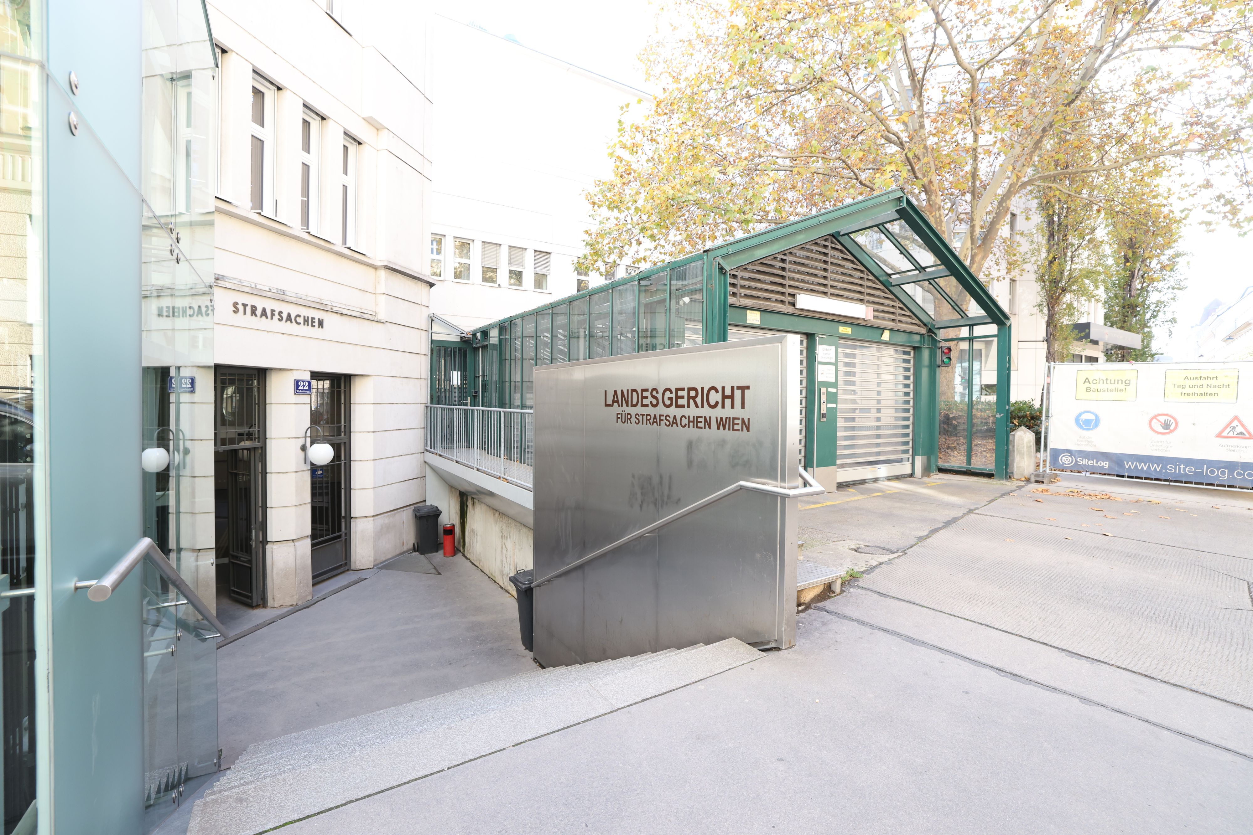 Die zehn Angeklagten müssen sich vor Gericht verantworten.