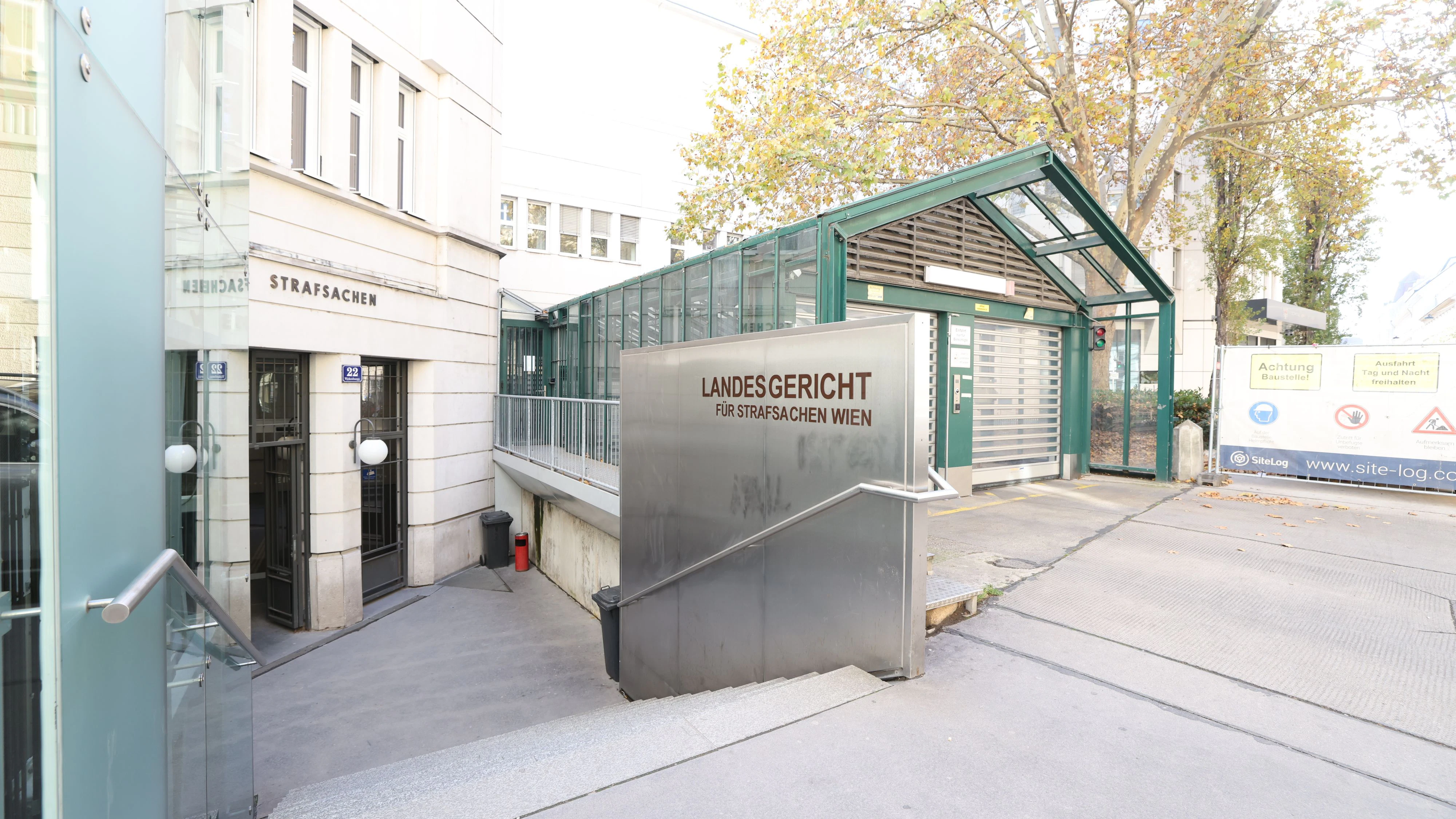 Die zehn Angeklagten müssen sich vor Gericht verantworten.