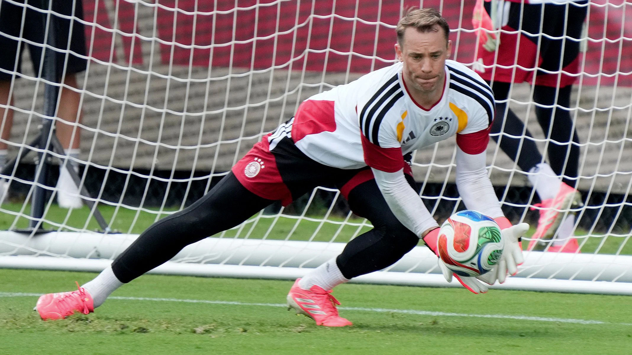 Heute.at - Neuer oder Baumann? DFB-Teamchef verrät Startelf-Goalie